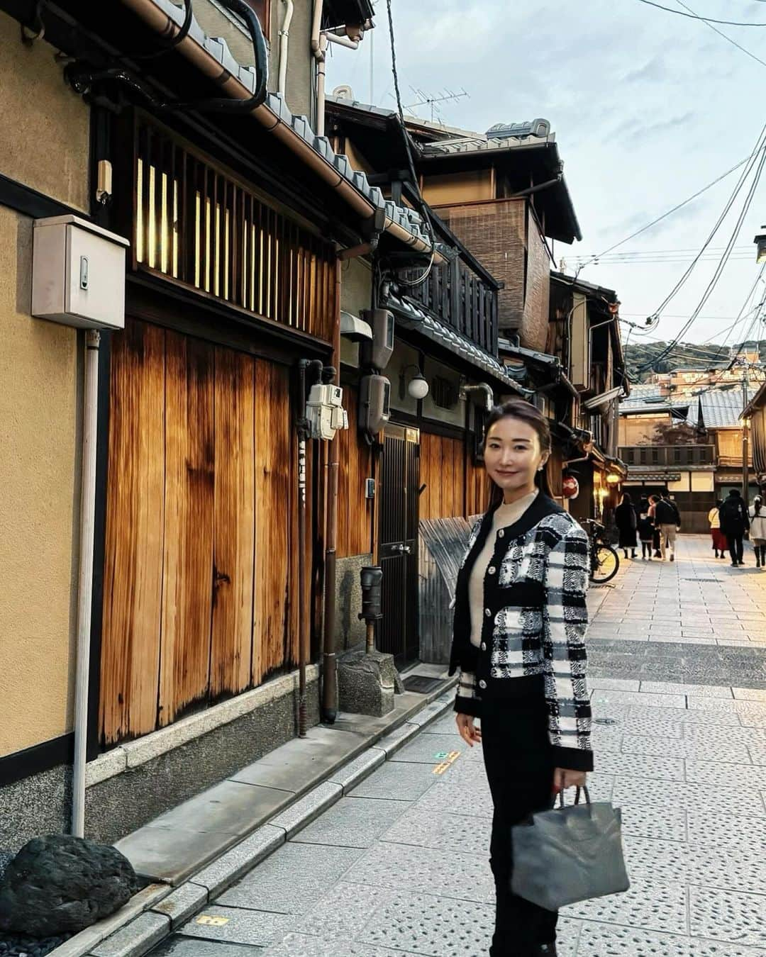 白石明日香さんのインスタグラム写真 - (白石明日香Instagram)「懐かしの京都をぶらり🚶‍♀️ 祇園のBorn・saiに立ち寄りました。こじんまりとしたカウンターだけの、スイーツとエスプレッソがメインのお店です🍓☕️お酒もあって素敵なお店でした。  今週はかすみママ就任パーティーから始まり、そしてBlair deuxはもう1人新しいママも迎え、とても濃い充実した1週間でした😊年末に向けて慌ただしくなってきましたが、今年やり残したと思うものがないように、この1ヶ月でしっかりやり切りたいと思います☺️  #ブレア #ブレア銀座 #blair #クラブ #明日香vlog #vlog #YouTube #銀座 #銀座クラブ #祇園 #京都 #カフェバー #bornsai」11月18日 19時56分 - asuka_blair