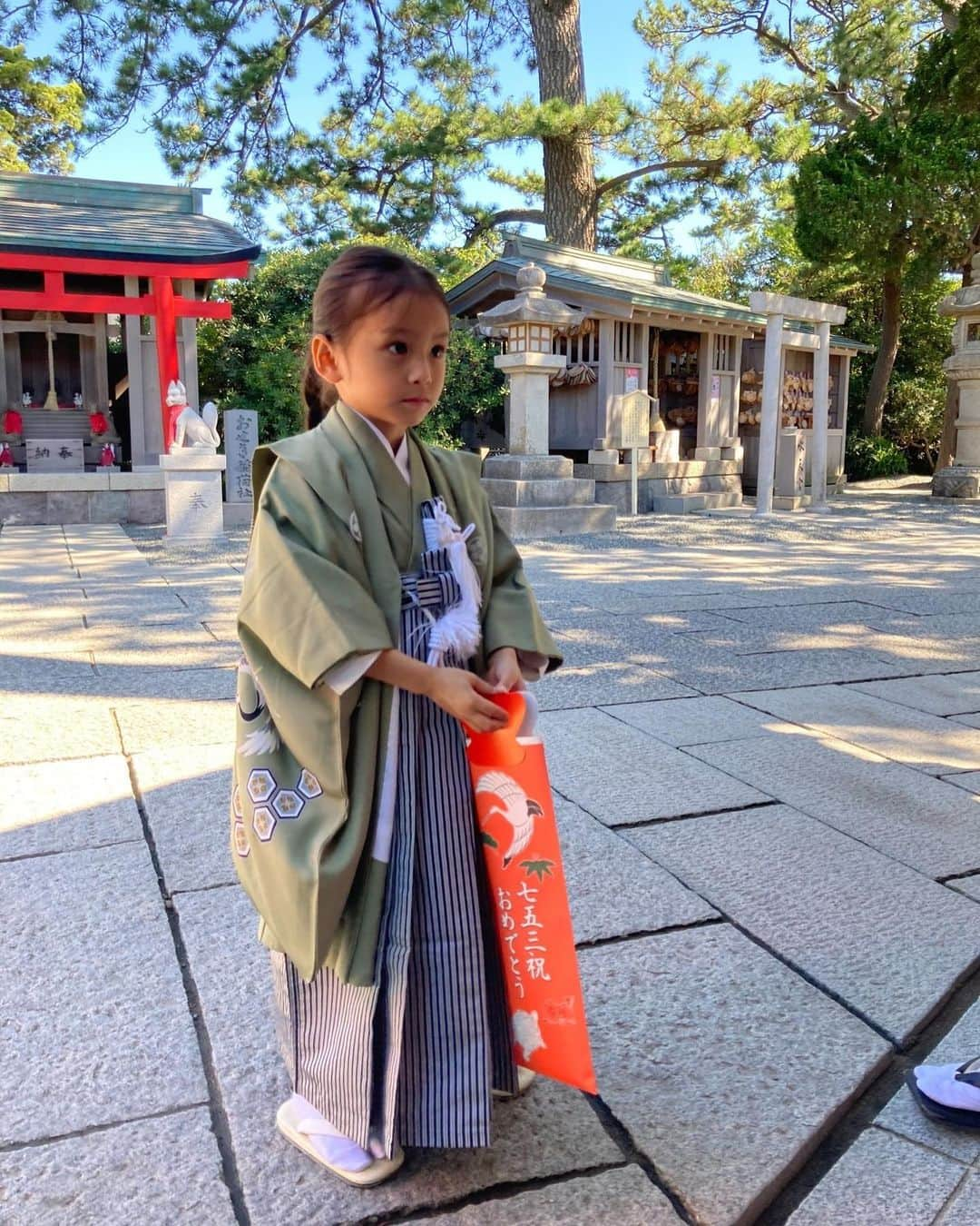 EMILY/BLUEさんのインスタグラム写真 - (EMILY/BLUEInstagram)「しんしんも七五三🥰  ちょうど丸2歳差なので一緒に出来ました🫰🏼 せっかくなので私もお着物を👘✨  しんしんの髪型はロン毛を生かして、 おろしたバージョンと三つ編みバージョンで😏  いつも車道側を歩こうとする優しいしんしん🤍 おめでとう🤍 ありがとう🤍🤍  これからも風邪をなかなか引かないしんしんで お願いしまっす🫡✨  健康1番だぜぃっ☝🏼✨  #海のある生活 #海のある暮らし #インテリア #男の子ママ #女の子ママ #海の見える家 #5歳 #キッズコーデ #キッズモデル#男の子コーデ #七五三 #着物 #ヴィンテージ着物」11月18日 19時57分 - emilybluejewelry0220