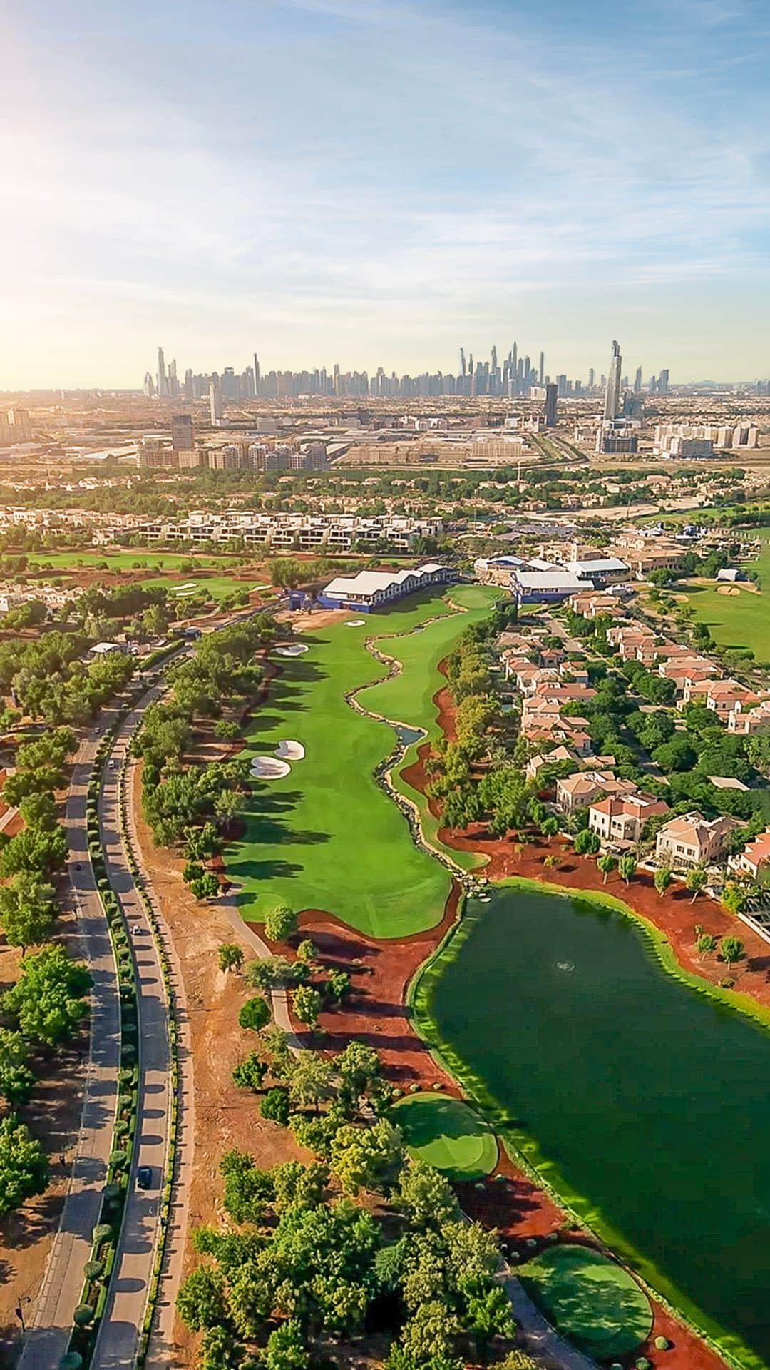 エミレーツ航空のインスタグラム：「A golfing oasis in the heart of Dubai.  Soak in the serenity of Jumeirah Golf Estates, home of the DP World Tour Championship this weekend!    #Emirates #FlyBetter #MyDubai #DPWTC @dpwtc @jumeirah.golf」