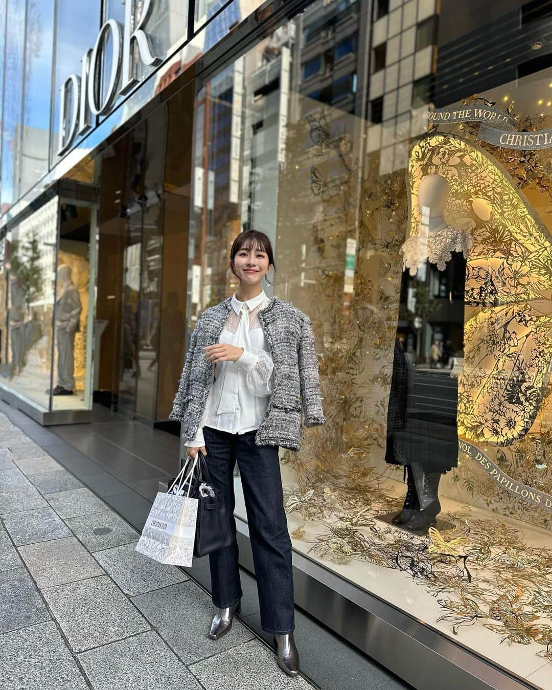 水野佐彩のインスタグラム：「・ 久しぶりすぎるDiorのcafe🫖🤍 お誕生日のお祝いもありがとう☺️🎂  ここ数日 少し暖かくて ジャケットとかニットカーディガンを 着られる毎日で嬉しいなん🫶🏻🍁 お洋服は全てタグつけてあります🏷️❤️❤️  #cafedior #chicjoc_jp #eradie #yanuk」