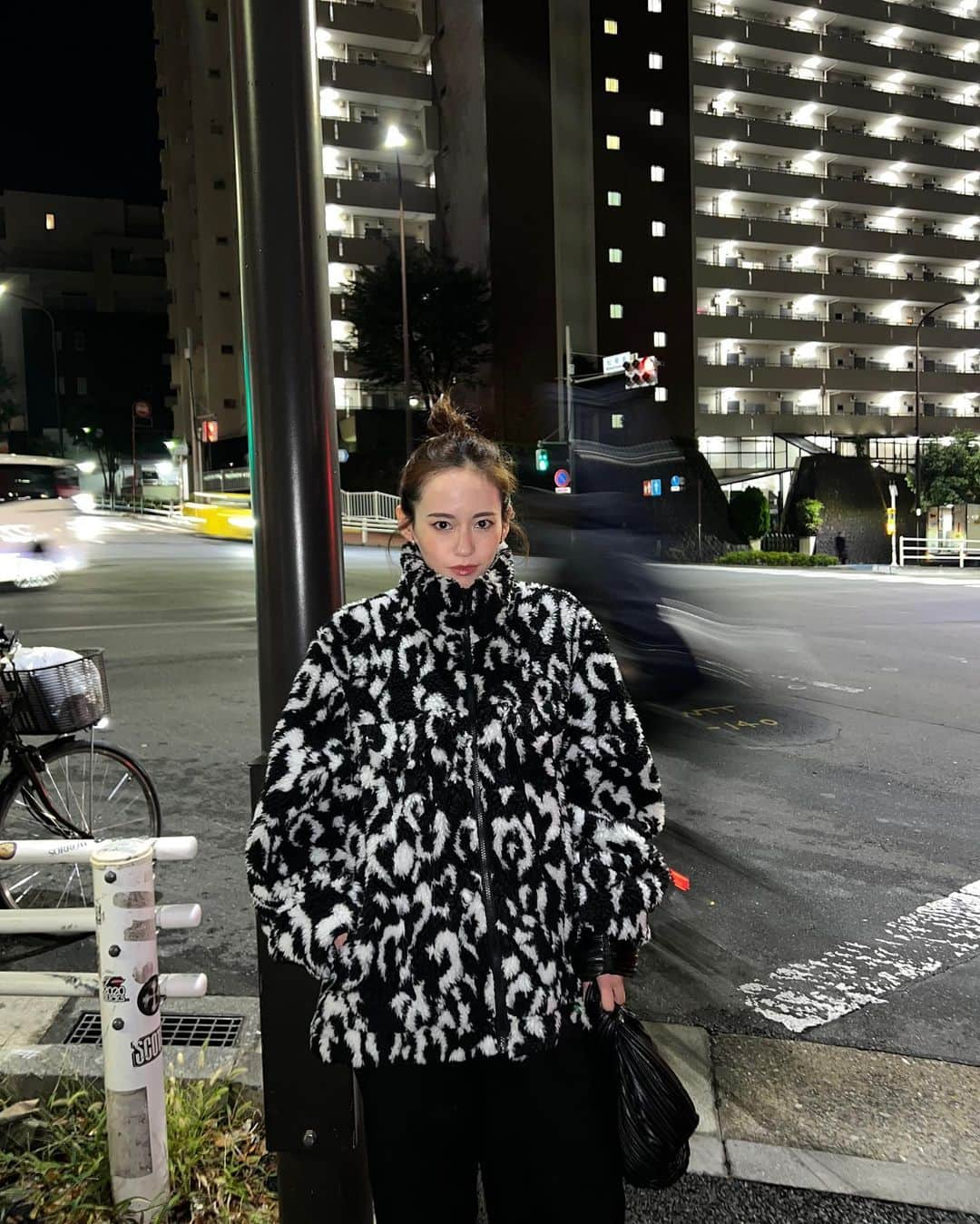 関本香里のインスタグラム：「ㅤㅤㅤㅤㅤ 展示会でオーダーした ハートボア🖤  可愛いお洋服を着た時の 高揚感がたまらない🤤  昨日はプチクリスマス会🎄してた🥂  #kaori_clothes」