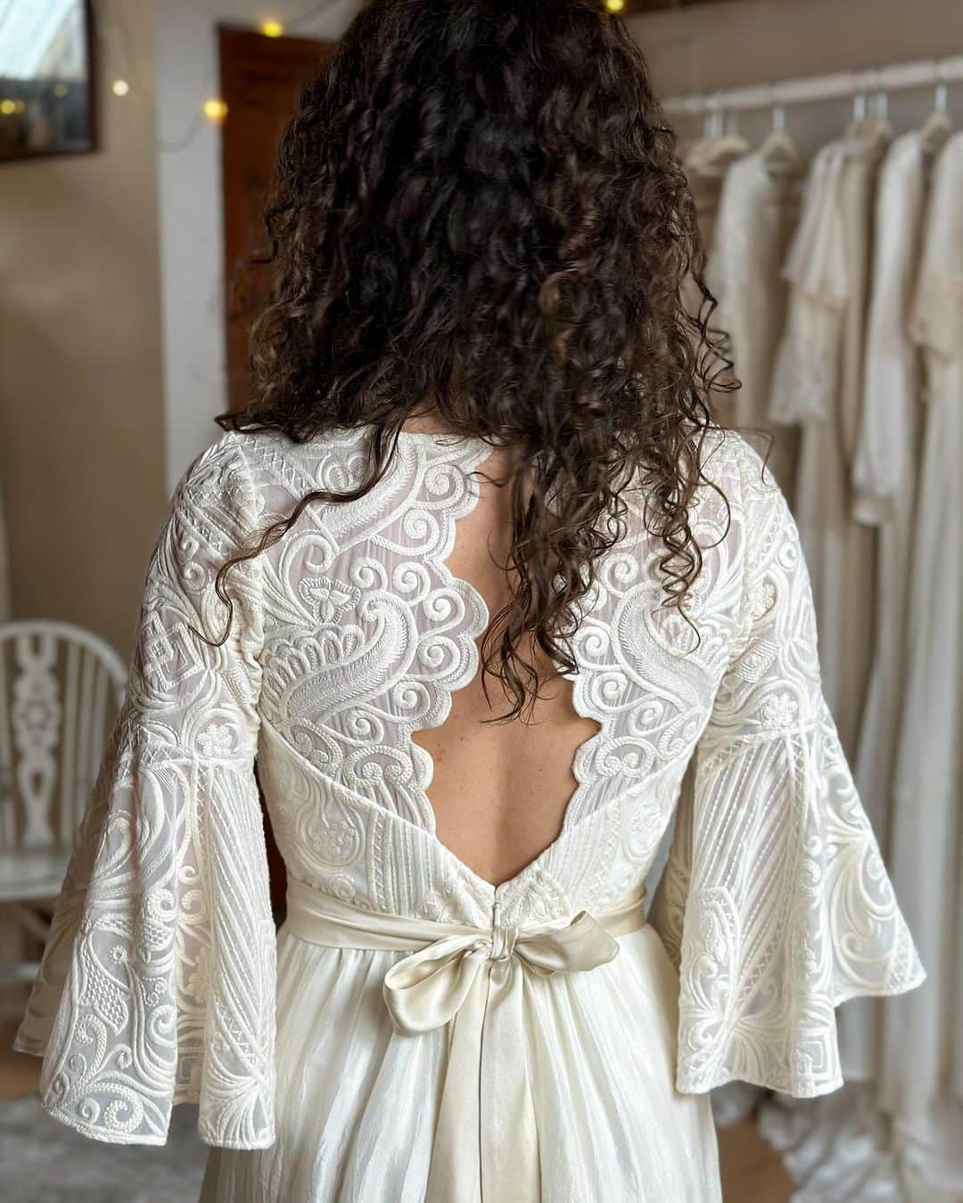 ミナさんのインスタグラム写真 - (ミナInstagram)「Captivated by the enchanting details and craftsmanship of our Ruby dress. Bold lace, creamy hues, and hand-woven Indian silk weave a tale of romance and elegance.   #IndiebrideLondon #RomanticWeddingDress #BohemianWeddingDress #BohemianBride」11月18日 20時06分 - indiebride.london