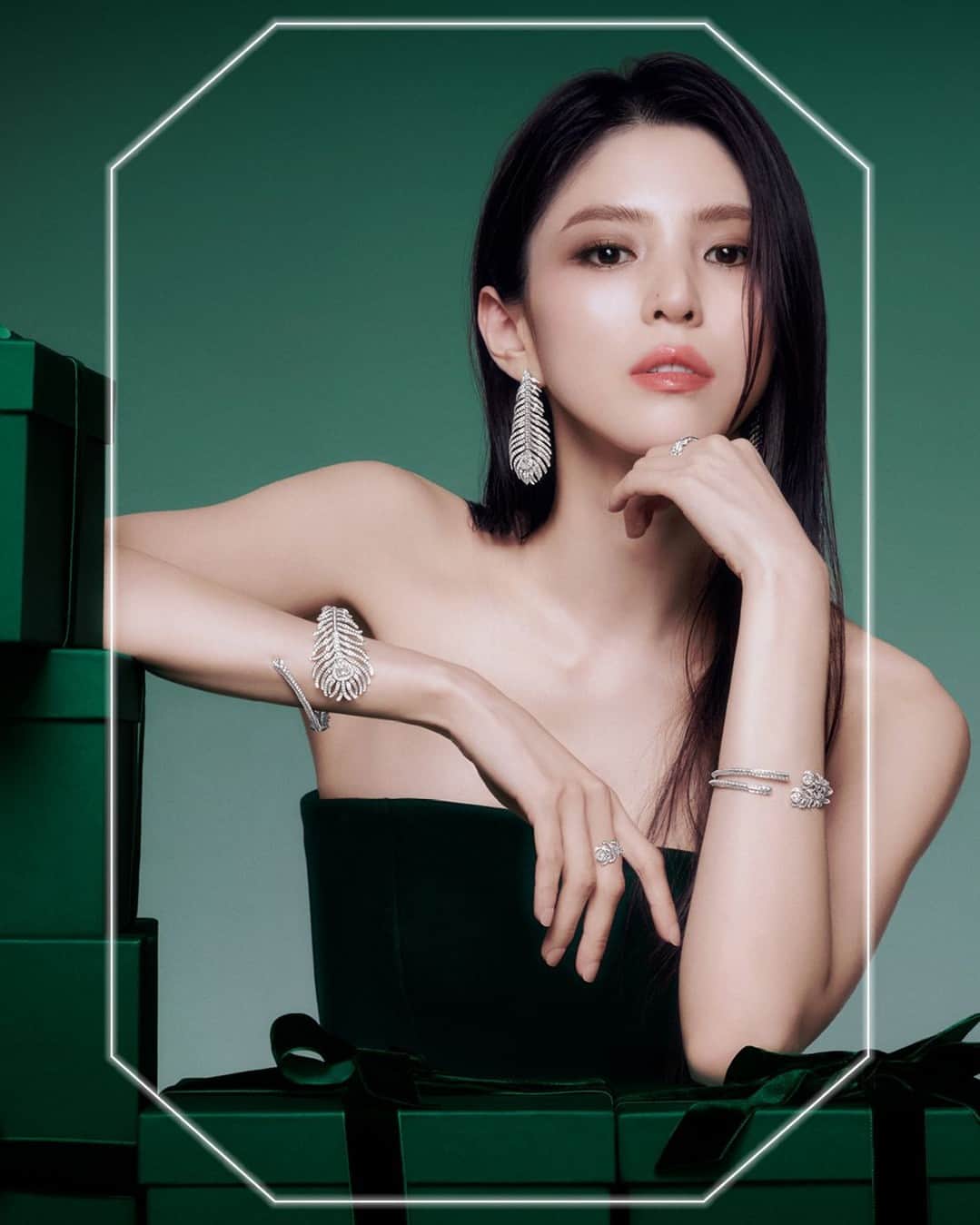ブシュロンのインスタグラム：「Last but not least: Han So-Hee joins our festive dinner… and she comes loaded with gifts!⁣ ⁣ @xeesoxee ⁣ ⁣ #EmeraldEnchantment⁣ #BoucheronHoliday ⁣ #HanSoHee」