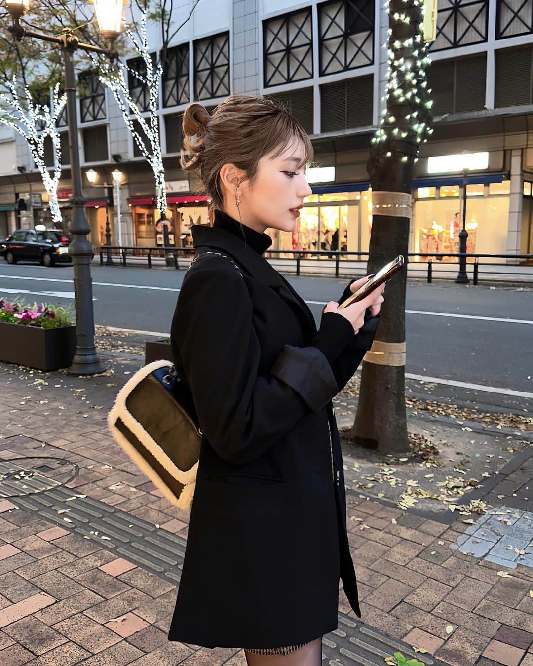小串未来のインスタグラム：「.  holiday☃️❄️✨ 日が暮れると街中がパッと明るく イルミネーションでいっぱいになる 冬が大好きーーー♡  寒いけど今年ジャケットスタイル してなかったけん慌ててした🤣👍笑  みやびサクッとカフェ活してくれて ありがとっ⤴︎💕笑 またすぐねーーーん😽👋  #DIANTE #DIANTE_STYLE #fashion #ファッション #ジャケットコーデ  #ブーツ #冬コーデ #ヘアアレンジ  #福岡カフェ #骨格ウェーブ #福岡 #福岡観光」