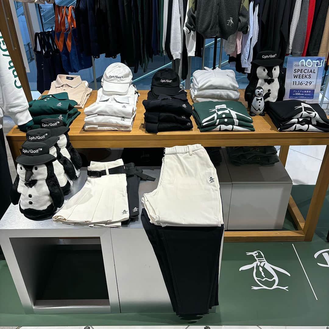 Munsingwearさんのインスタグラム写真 - (MunsingwearInstagram)「新宿POPUP「CAPTAINS HELM GOLF」コラボレーションアイテム入荷！  マンシングウェア＆ペンギン バイ マンシングウェア 『新宿フラッグス 2F 』POPUP SHOP開催中  「マンシングウエア」と「CAPTAINS HELM GOLF」のコラボレーションアイテムも入荷しました！ その他「マンシングウェア」の商品はもちろん、「ペンギン バイ マンシングウェア」のアイテムも引き続き展開しています。  人気アイテムを実際に手に取ってご覧いただける機会にぜひお立ち寄りください！  ーーーーーーーー 《POPUP SHOP概要》 期間：11月2日(木)～11月29日(木) 場所：新宿フラッグス 2F  ーーーーーーーーーーー  #munsingwear #マンシングウェア #penguinbymunsingwear #ペンギンバイマンシングウェア #CAPTAINSHELMGOLF #キャプテンズヘルム #ポップアップ #POPUP . . #ペンギン #ユニセックス #トラベルコーデ #メンズカジュアル #メンズファッション #メンズコーデ #メンズコーディネート #ゴルフウェア#ゴルフ」11月18日 20時00分 - munsingwear_jp