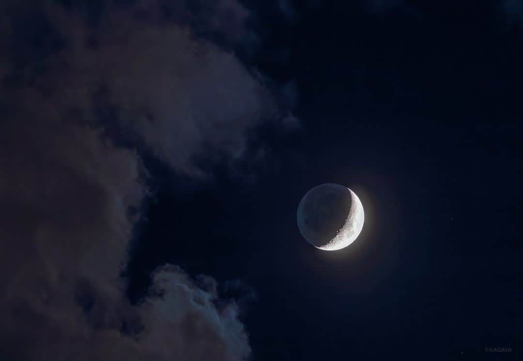 KAGAYAのインスタグラム：「雲が流れ去ると、澄んだ宵空に月が輝いていました。 月の陰の部分もほのかに写っているのは地球の光が当たっているためで「地球照」といいます。（先ほど撮影） 今日もお疲れさまでした。  #moon」