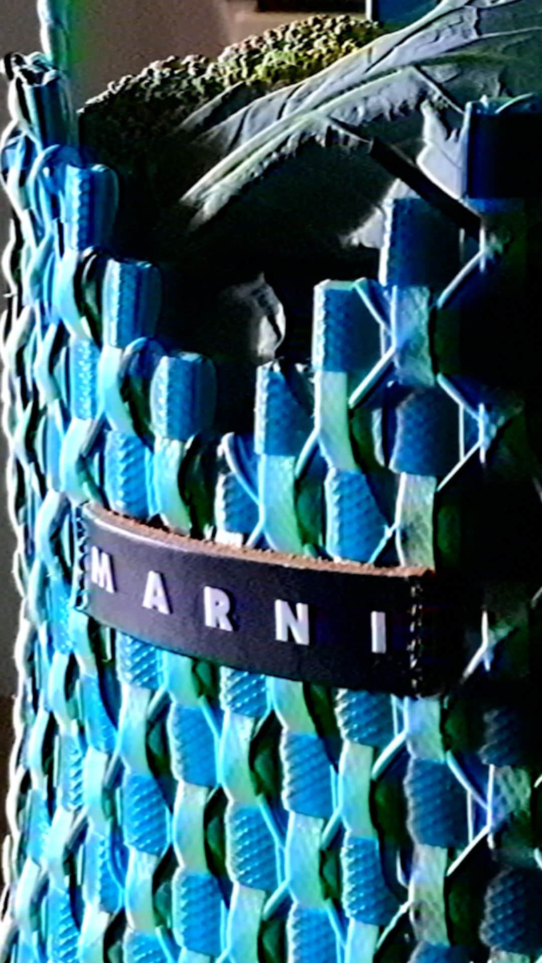 マルニのインスタグラム：「Finally, Chiara arrives with her heart-shaped Love 2 Bags.  Green, lilac, orange, diagonal weaves. Sarita fills the woven pink basket. Outside, a Tuscan rainbow.   The new #MarniMarket collection is now available online and in stores.  Video: @marcoproserpio_ Models: @saritacharme, Chiara  #marni」