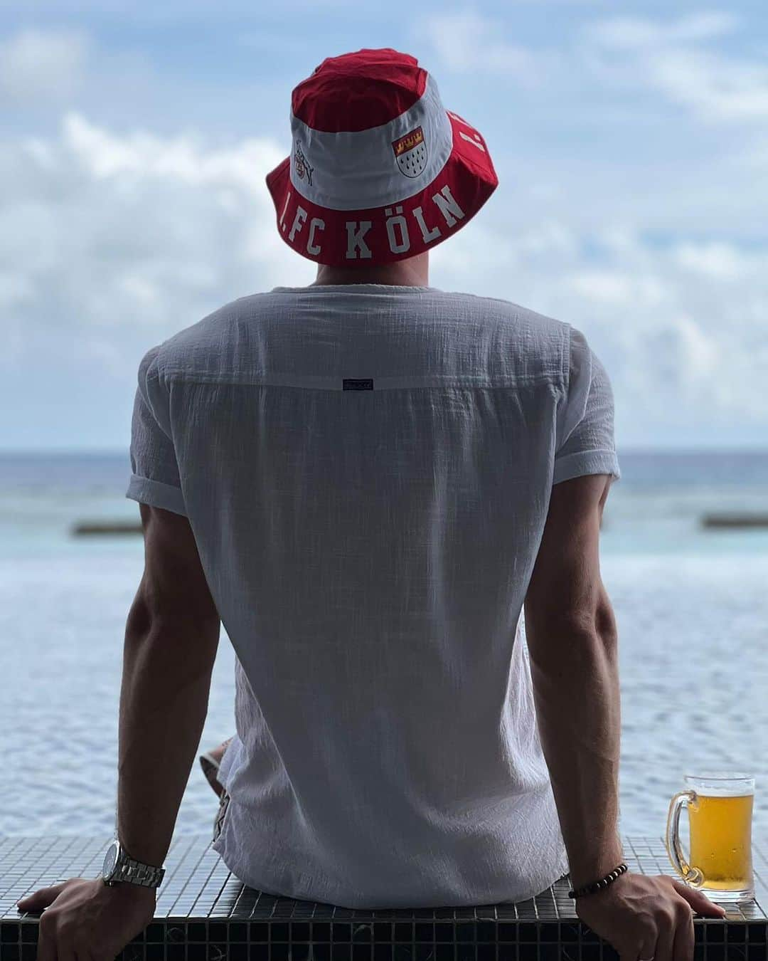 1.FCケルンのインスタグラム：「Ob auf dem Himalaya oder im Honeymoon auf Mauritius – der #effzeh ist üvverall ❤️🤍  Wer erkennt alle acht Destinationen? 🌍」