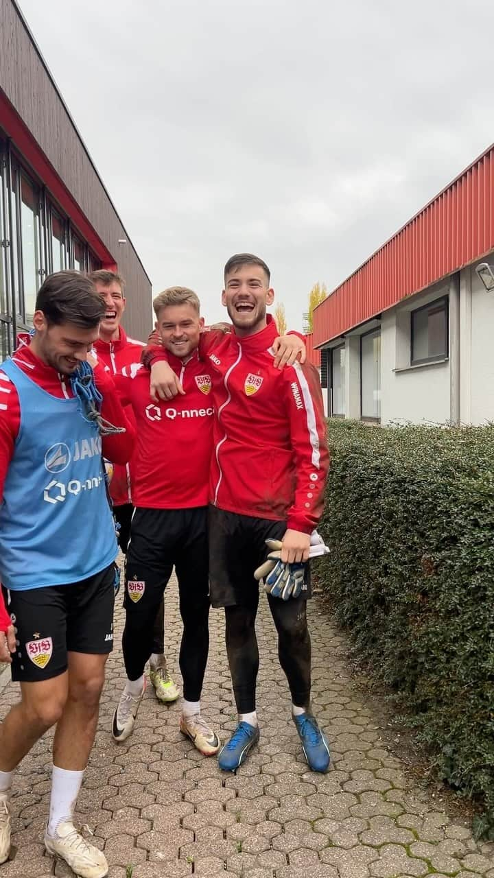 VfBシュトゥットガルトのインスタグラム：「Unsere Opis 👴🏻😆 _ #VfB #vfbstuttgart #vfbstuttgart1893 #auscannstatt #furchtlosundtreu #VfBInsta」