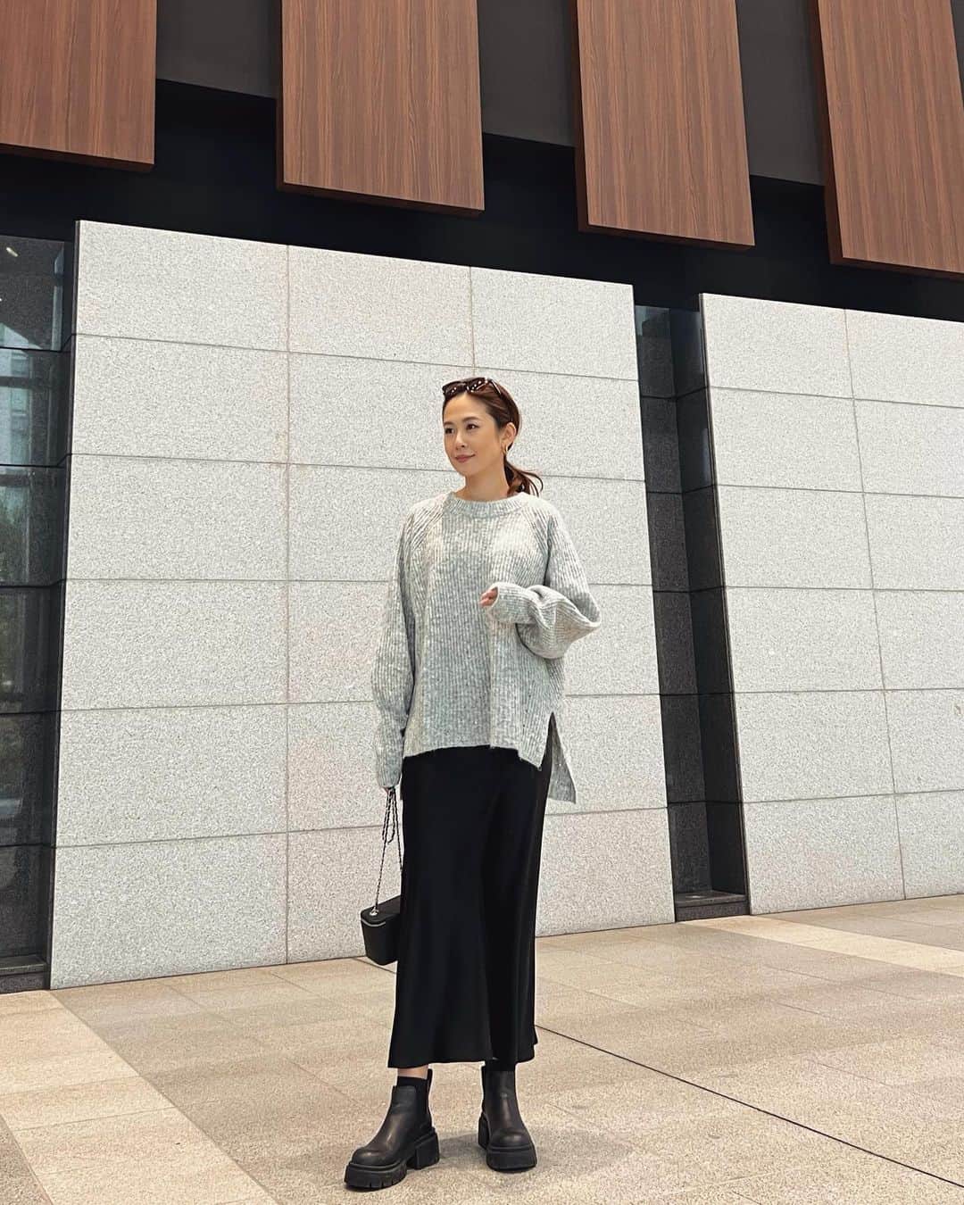 MAICOのインスタグラム：「#outfit . . シンプルなゆったりニットでリラックスコーデ。 シンプルなニットは程よくゆとりのあるラグランシルエットで、スカートやパンツとも合わせやすいです✨ 前後差のある着丈と深めのサイドスリットが抜け感を出してくれて素敵な一枚😊  #bonjoursagan #bs_style #ボンサガ」