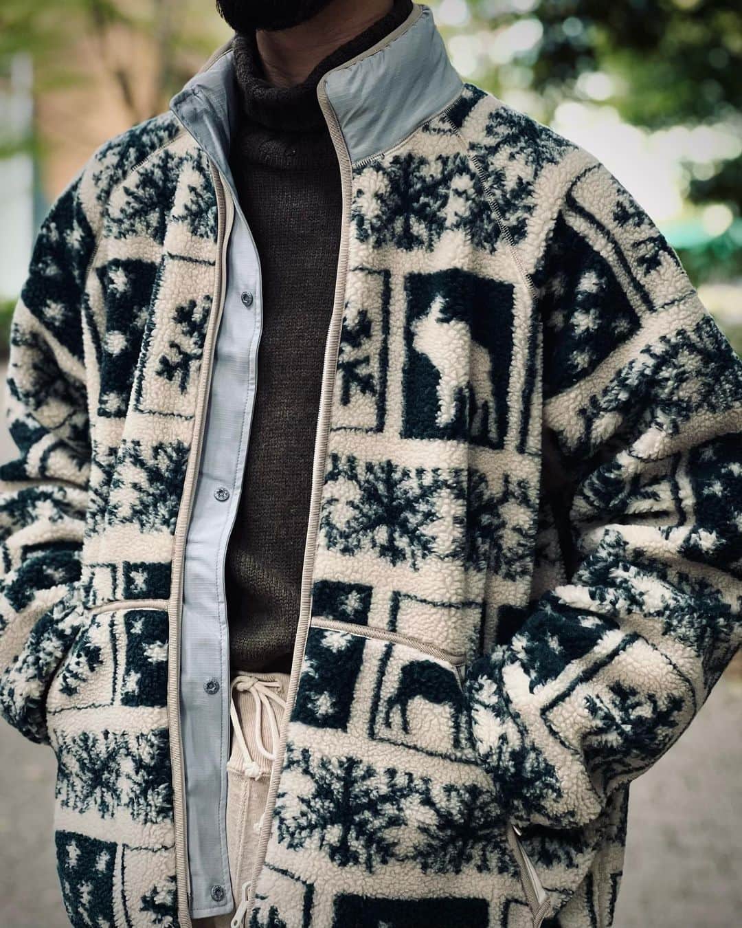 BEAMS+のインスタグラム：「・   BEAMS PLUS RECOMMEND  〈BEAMS PLUS〉  Boa Reversible Military Liner  The use of BEAMS PLUS original fabric, jacquard boa, gives this item a warmth that cannot be expressed by prints. You can feel the "winter" of the rich nature of the northern United States.  -------------------------------------  BEAMS PLUSのオリジナルファブリックであるジャカードボアを使用する事でプリントでは表現しきれない暖かみを感じる表情に。アメリカ北部の自然豊かな地域の「冬」を感じる事が出来ます。   #beams #beamsplus #beamsplusharajuku   #mensfashion」