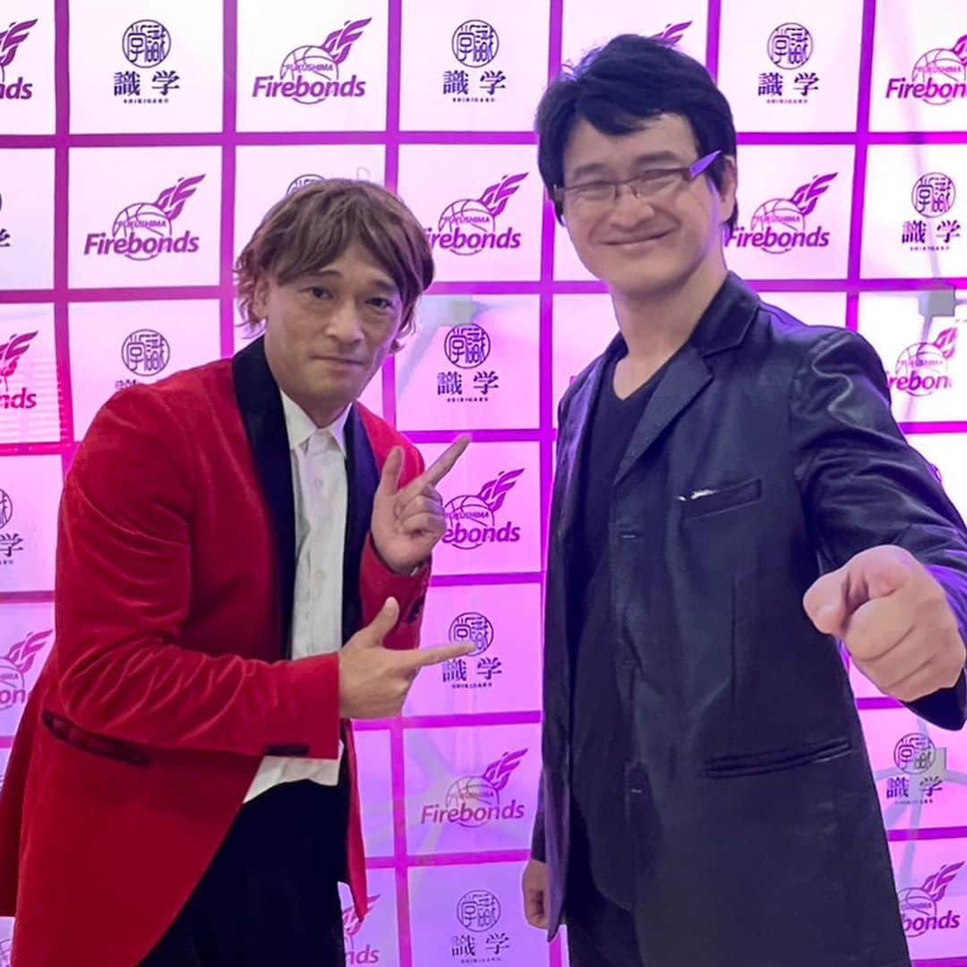 福島善成さんのインスタグラム写真 - (福島善成Instagram)「どうも日本バスケボール代表監督 トム・ホーバスのモノマネだよ🏀  本日は福島県須賀川市で開催された B.FES 福島ファイヤーボンズのスペシャルサポーターとして参加させていただきました🏀 ゲームはシーソーゲームの 一点差で終わったよ🏀 爆裂面白かったわ🏀 ハーフタイムではゴールを決めれてよかったです🏀  熊谷は外したよ🏀　  最後の最後で熊谷くんのカツラを取ったよ🏀 みんなびっくりしていたよ🏀 それから ダブル トム・ホーバス監督やったよ🏀😆  御来場ありがとうございました🏀  #福島ファイアーボンズ  #トムホーバス　監督」11月18日 20時05分 - fukushimayoshinari