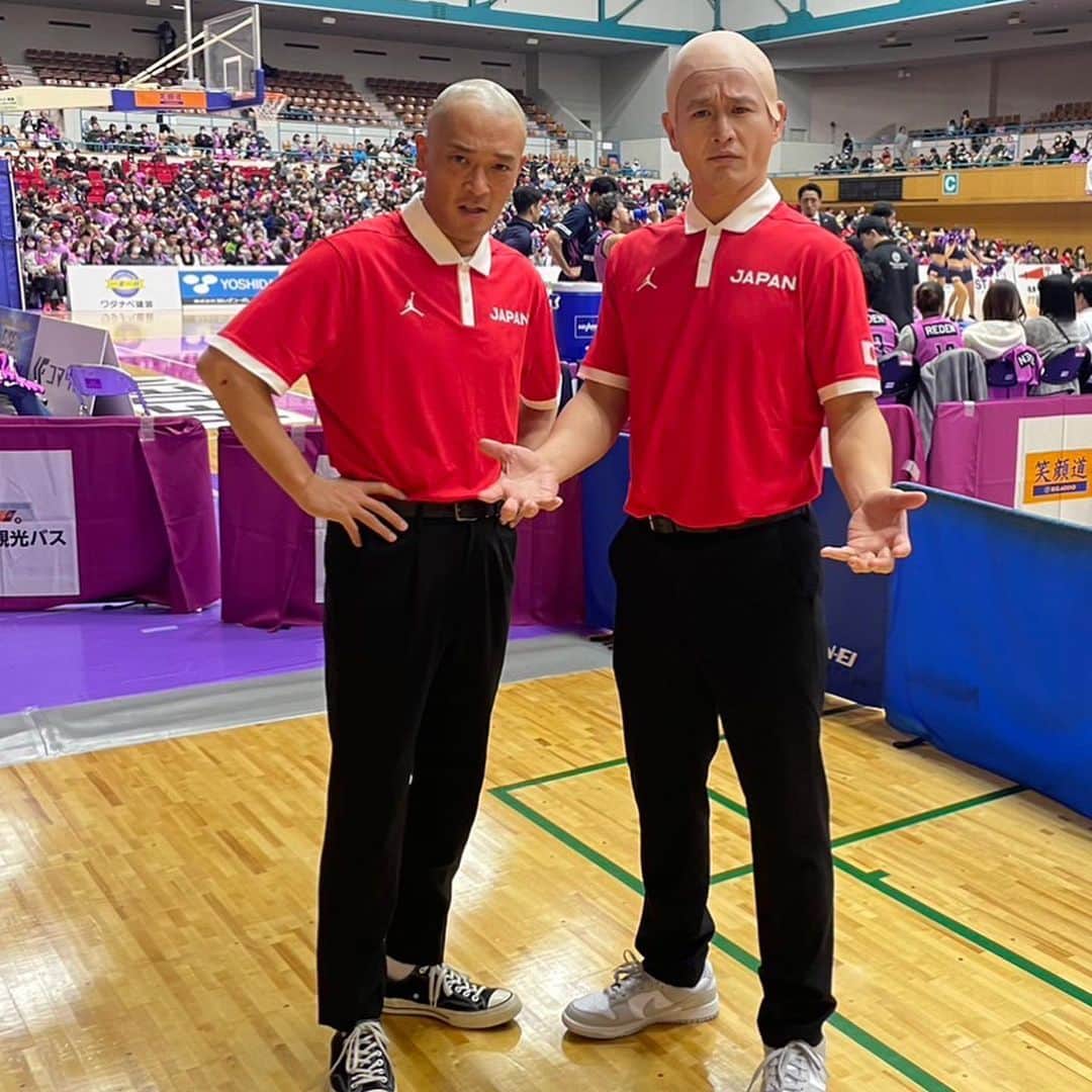 福島善成さんのインスタグラム写真 - (福島善成Instagram)「どうも日本バスケボール代表監督 トム・ホーバスのモノマネだよ🏀  本日は福島県須賀川市で開催された B.FES 福島ファイヤーボンズのスペシャルサポーターとして参加させていただきました🏀 ゲームはシーソーゲームの 一点差で終わったよ🏀 爆裂面白かったわ🏀 ハーフタイムではゴールを決めれてよかったです🏀  熊谷は外したよ🏀　  最後の最後で熊谷くんのカツラを取ったよ🏀 みんなびっくりしていたよ🏀 それから ダブル トム・ホーバス監督やったよ🏀😆  御来場ありがとうございました🏀  #福島ファイアーボンズ  #トムホーバス　監督」11月18日 20時05分 - fukushimayoshinari