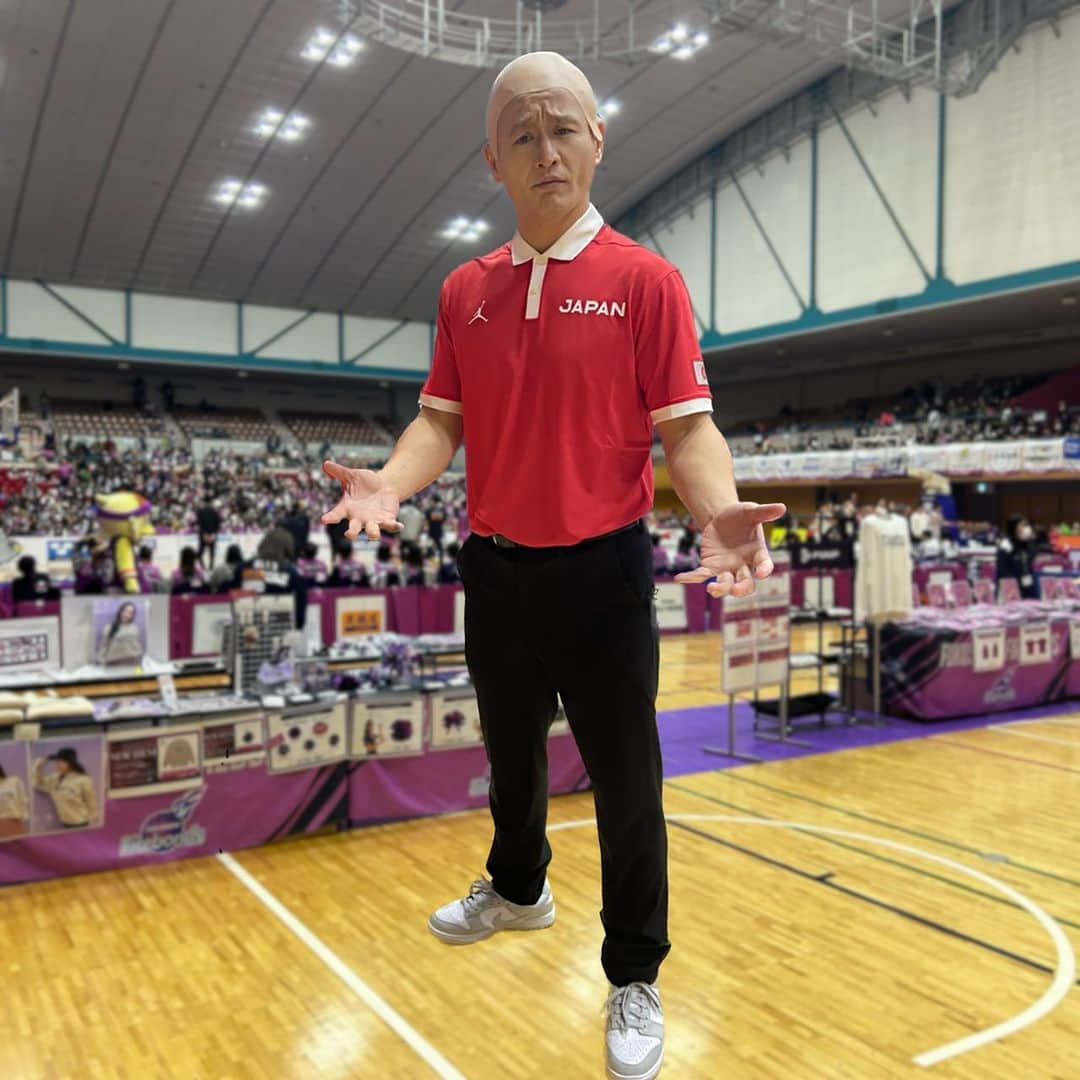 福島善成のインスタグラム：「どうも日本バスケボール代表監督 トム・ホーバスのモノマネだよ🏀  本日は福島県須賀川市で開催された B.FES 福島ファイヤーボンズのスペシャルサポーターとして参加させていただきました🏀 ゲームはシーソーゲームの 一点差で終わったよ🏀 爆裂面白かったわ🏀 ハーフタイムではゴールを決めれてよかったです🏀  熊谷は外したよ🏀　  最後の最後で熊谷くんのカツラを取ったよ🏀 みんなびっくりしていたよ🏀 それから ダブル トム・ホーバス監督やったよ🏀😆  御来場ありがとうございました🏀  #福島ファイアーボンズ  #トムホーバス　監督」