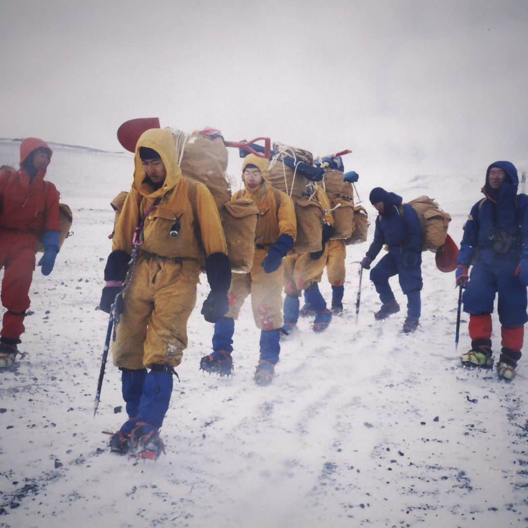 ＩＣＩ石井スポーツエベレスト＆ローツェ登山隊さんのインスタグラム写真 - (ＩＣＩ石井スポーツエベレスト＆ローツェ登山隊Instagram)「訳あって新宿駅をキスリングで歩く 25年ぶり？  みんな見ないで～！ かつては誇りだったけど、今日は埃だらけ 山で使うことはきっともうないだろう でも、捨てられないよね  #キスリング #明大山岳部 #明治大学体育会山岳部 #今日はノースフェイスでもブルーアイスでもなく #じゃがいもではない」11月18日 20時06分 - ishii_ishiisports