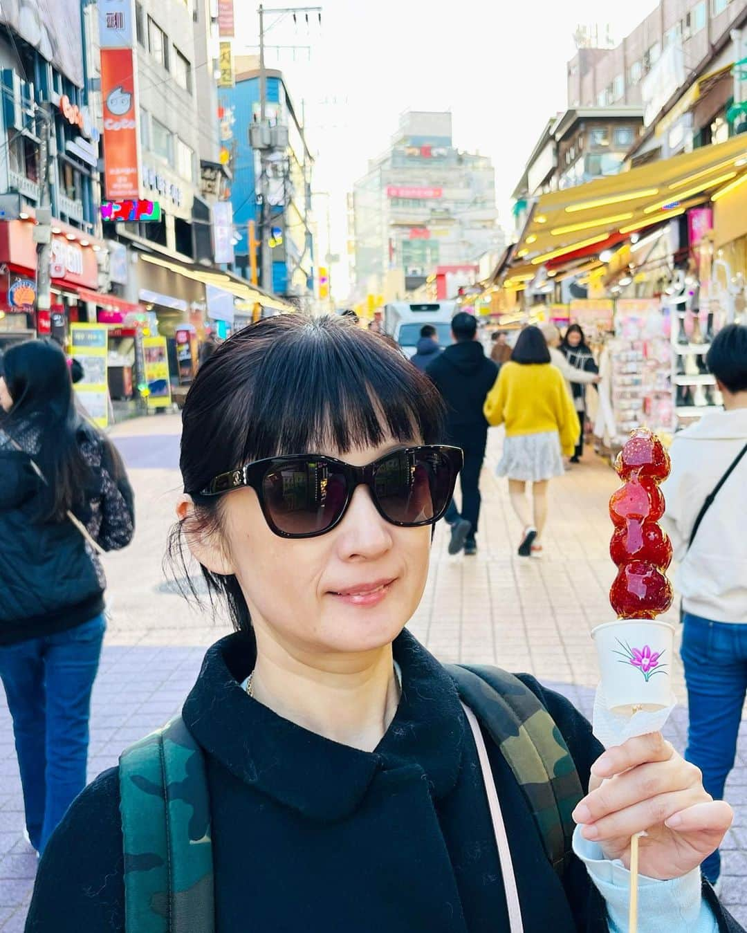 千秋さんのインスタグラム写真 - (千秋Instagram)「最終日はいつも弘大。 ファッション通りでshopping、プデチゲランチ、おなじみのメイン通りで食べ歩き🍓🥨🍢 バスでヨンナムドンまで行って、この旅2度目の @cafe_layered どれだけ好きなの🥧 お腹に限度があるから、行き当たりばったりでハズレのカフェに行くくらいなら、絶対正解のよく知ってるcafeに行く保守派はちょっとだめなところ🫠 いつも言うけど、スタバのグレープフルーツブラックハニーティーは韓国に来たら絶対飲んでね。 放っておくと路地裏の汚い道に行っちゃう10枚目📸  #韓国旅行 #千秋旅日記 #弘大  YouTubeは撮影しているので来年出します。 来週から出すやつは、前回の韓国旅行です🇰🇷」11月18日 20時06分 - chiaki77777