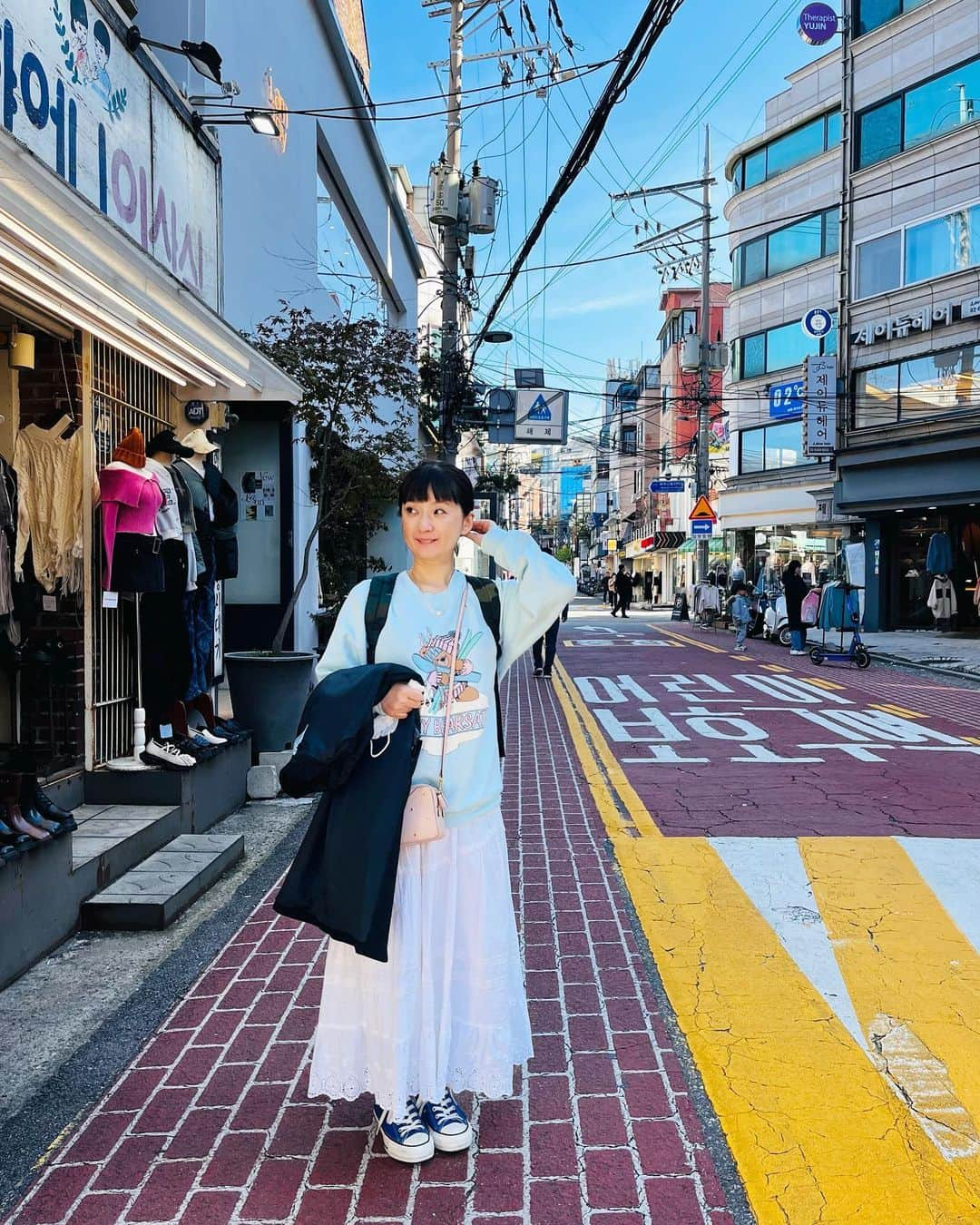 千秋さんのインスタグラム写真 - (千秋Instagram)「最終日はいつも弘大。 ファッション通りでshopping、プデチゲランチ、おなじみのメイン通りで食べ歩き🍓🥨🍢 バスでヨンナムドンまで行って、この旅2度目の @cafe_layered どれだけ好きなの🥧 お腹に限度があるから、行き当たりばったりでハズレのカフェに行くくらいなら、絶対正解のよく知ってるcafeに行く保守派はちょっとだめなところ🫠 いつも言うけど、スタバのグレープフルーツブラックハニーティーは韓国に来たら絶対飲んでね。 放っておくと路地裏の汚い道に行っちゃう10枚目📸  #韓国旅行 #千秋旅日記 #弘大  YouTubeは撮影しているので来年出します。 来週から出すやつは、前回の韓国旅行です🇰🇷」11月18日 20時06分 - chiaki77777