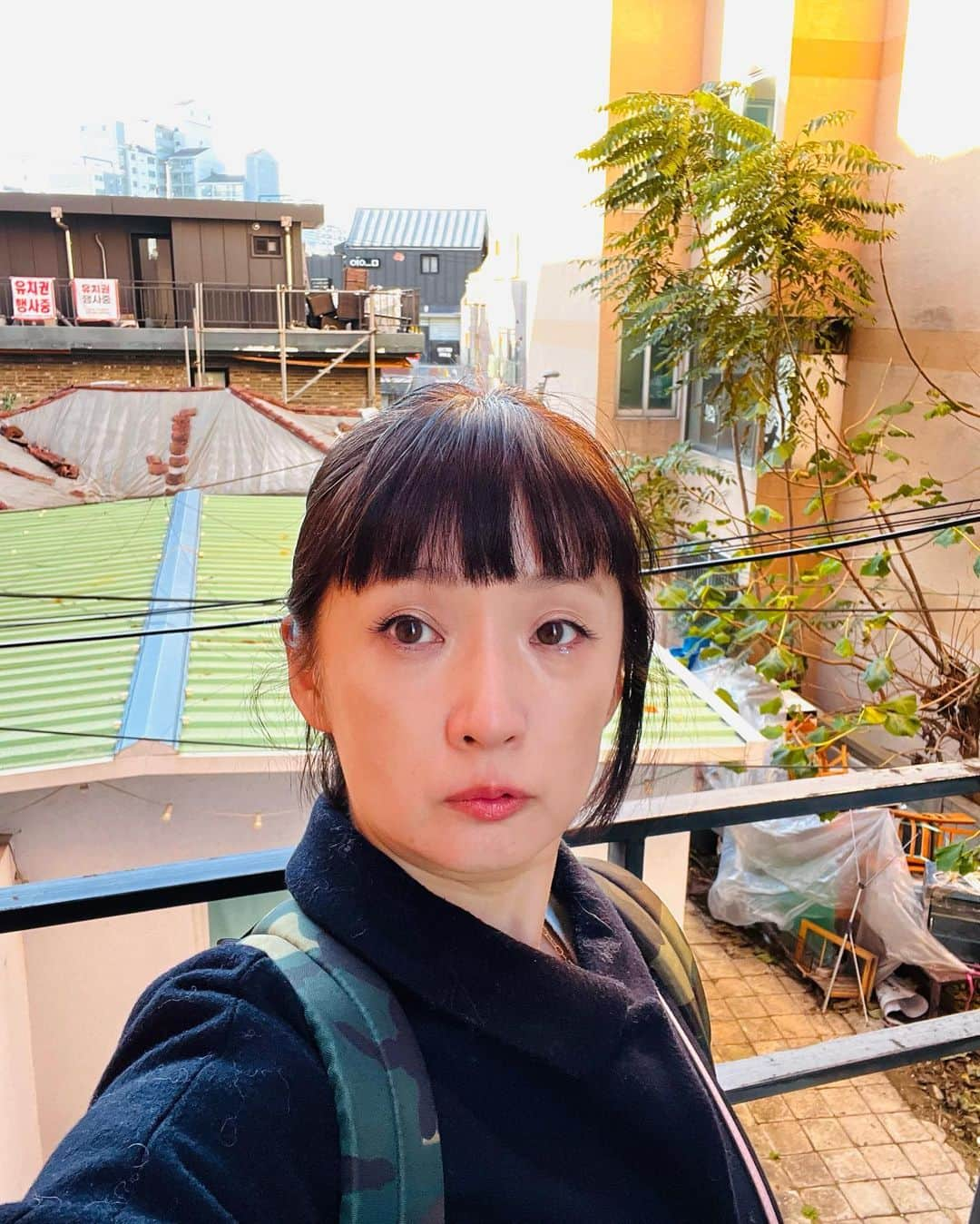 千秋さんのインスタグラム写真 - (千秋Instagram)「最終日はいつも弘大。 ファッション通りでshopping、プデチゲランチ、おなじみのメイン通りで食べ歩き🍓🥨🍢 バスでヨンナムドンまで行って、この旅2度目の @cafe_layered どれだけ好きなの🥧 お腹に限度があるから、行き当たりばったりでハズレのカフェに行くくらいなら、絶対正解のよく知ってるcafeに行く保守派はちょっとだめなところ🫠 いつも言うけど、スタバのグレープフルーツブラックハニーティーは韓国に来たら絶対飲んでね。 放っておくと路地裏の汚い道に行っちゃう10枚目📸  #韓国旅行 #千秋旅日記 #弘大  YouTubeは撮影しているので来年出します。 来週から出すやつは、前回の韓国旅行です🇰🇷」11月18日 20時06分 - chiaki77777