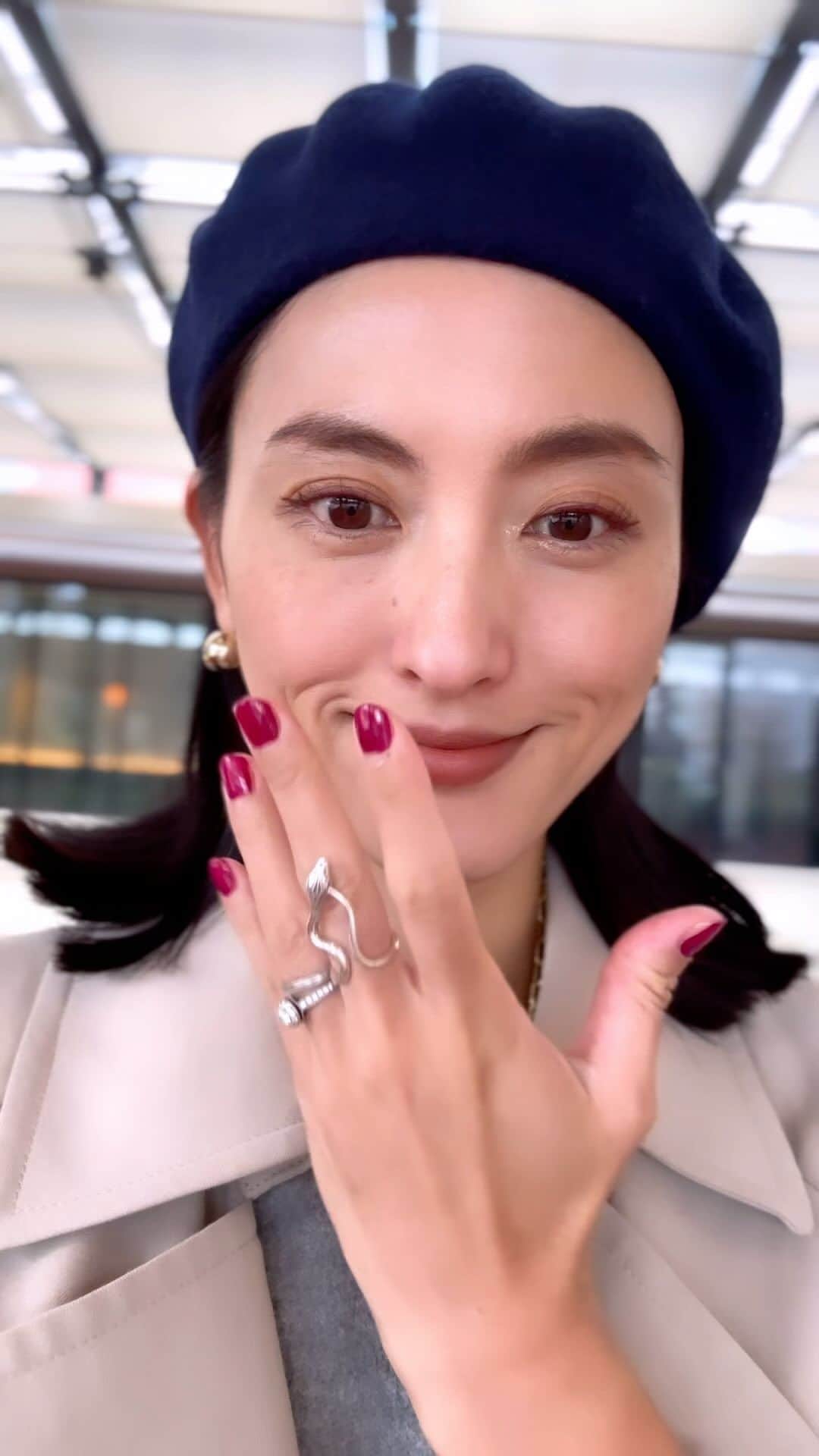 尾形沙耶香のインスタグラム：「また1つ増えた、私の @gas_jiboux_japan コレクション 🐍  11/16-29 有楽町マルイのポップアップショップも 要チェック⭐️  #gasbijoux #💍 #pr」