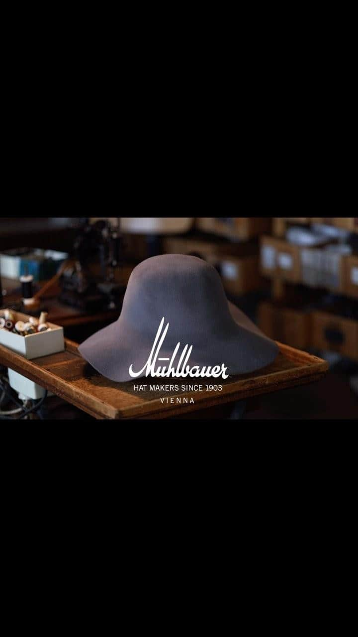 ミュールバウアーのインスタグラム：「Every hat is handmade in the Mühlbauer workshop in Vienna using traditional artisan methods. With total conviction. Because we know the very best quality in material and production can only be created by hand. The Mühlbauer designs are groundbreaking for hat fashions worldwide. And that’s not just a question of inspiration, but also of expertise. Every hat from the Mühlbauer workshops is decorated with a sweeping M. This iconic hat pin epitomises our brand values and our commitment to quality.」