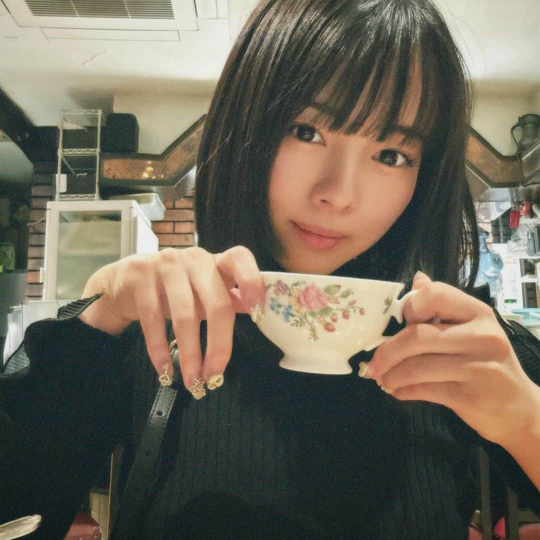 神南里奈のインスタグラム：「全然写真と関係ないけどさ さっき鍋作ったの 味見した時むせるくらい辛くてひょえーー言いながら器によそったのに 今全然辛くないしなんなら味薄い。 混ざってなかったのかな、」