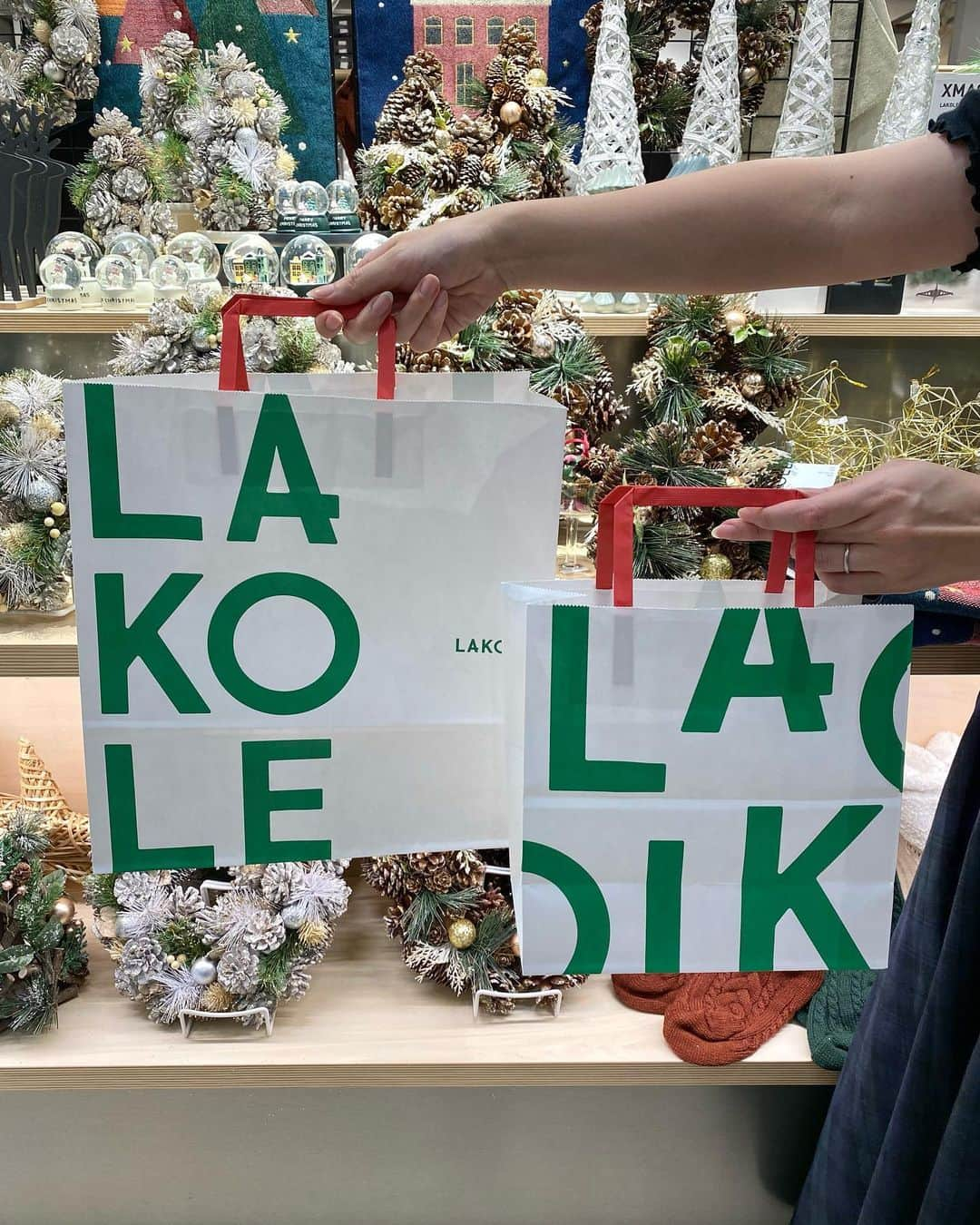 LAKOLE / ラコレのインスタグラム：「. ただいまLAKOLEではリアル店舗でお買い物いただくと、クリスマス限定ショッパーでお渡ししております🎄 ⁡ ぜひこの機会にお近くの店舗へ足を運んでみてください！  ※状況によりお配りできない場合もございます。予めご了承ください。 ※無くなり次第終了となります。  店舗一覧はプロフィールTOPハイライトからもご覧いただけます！>> @lakole_official  ⁡ ⁡ ⁡ #LAKOLE #ラコレ #あたりまえを素敵に #冬支度 #クリスマス #クリスマスインテリア #クリスマスのインテリア #クリスマス準備 #タペストリー #インテリア #インテリアグッズ #シンプルな暮らし #丁寧な暮らし #コスパ #プチプラ #プチプラ雑貨 #インテリアコーディネート #インテリア雑貨 #クリスマスツリー #クリスマスオーナメント #クリスマス雑貨 #クリスマス限定 #クリスマス限定ショッパー #限定ショッパー」