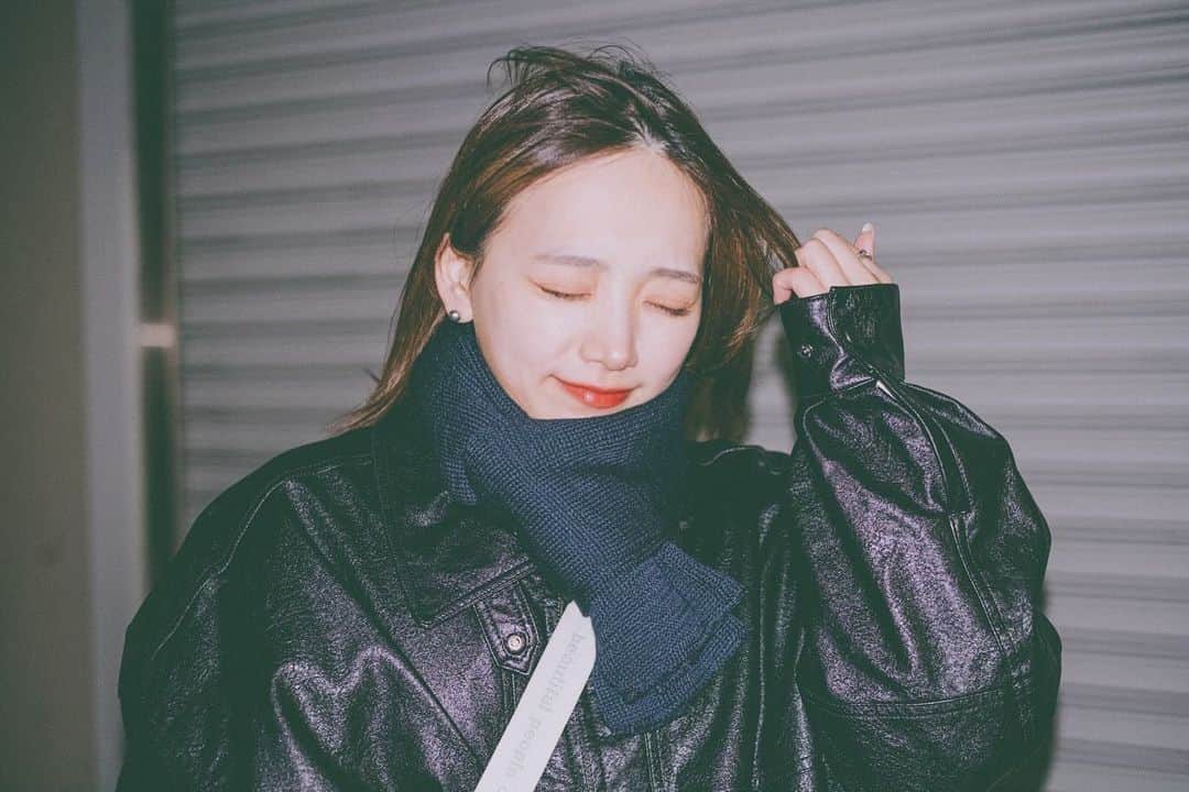 かおこのインスタグラム：「お気に入りのちびマフラー🧣  よくDMで聞かれる美容をまとめてみた💇🏻‍♀️  鍼はこないだ初めて行ったんだけど、 むくみとれてすごいよかった、！  髪 @hosogram  まつげ @nakacha_73  ピーリング @unelimitwao_sereka  美容鍼 @quinbelle_omotesando  猫🐈 @_spika.seitai._   #美容 #ピーリング #美容鍼 #猫 #整体 #マツパ #美容院」