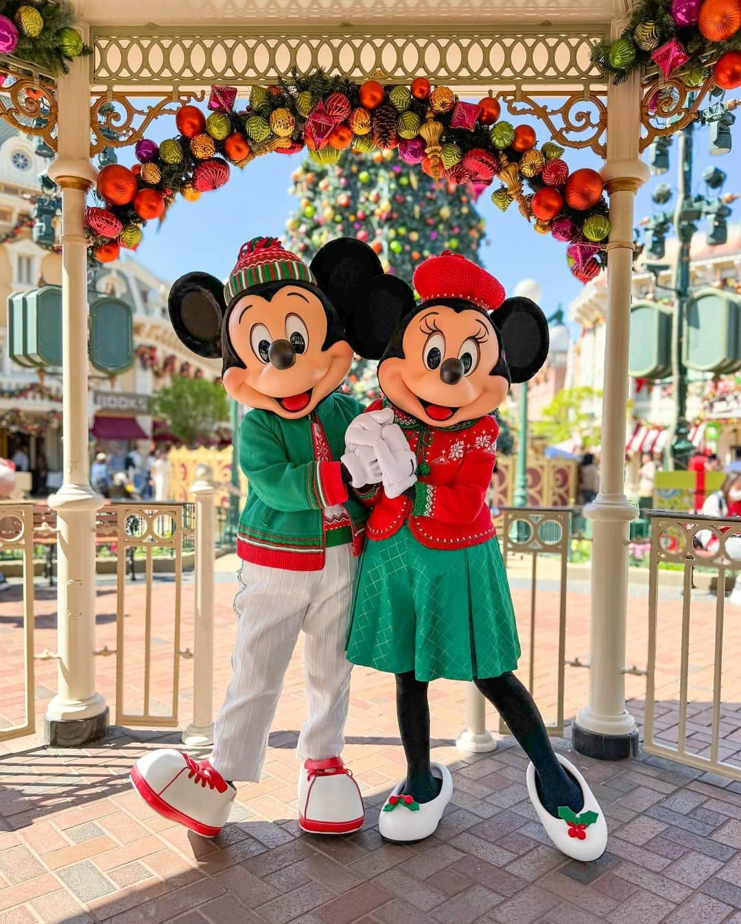 Hatamaのインスタグラム：「＊  ＊  Happy Birthday 🎂 Mickey＆Minnie  .  2023年のミキ誕は香港でお祝い🥳  直接お祝い伝えることができましたー！！  そして、まさかペアグリできると思ってなくて嬉しかったです🥰(最近のHKDLはペアグリ少なめ)  .  他にも、お誕生日をお祝いするミニショーが開催されるなど大盛り上がり❣️  特別な日にインできて本当によかったなあ🥰  なんていいつつ。  今日はまだまだ夜まで予定たっぷりなので楽しむぞー！！(๑•̀ㅂ•́)و✧  #香港ディズニーランド #ミッキー #ミニー #ペアグリ #ハッピーバースデーミッキー #hkdl #hongkongdisneyland #happybirthday #mickey #minnie」