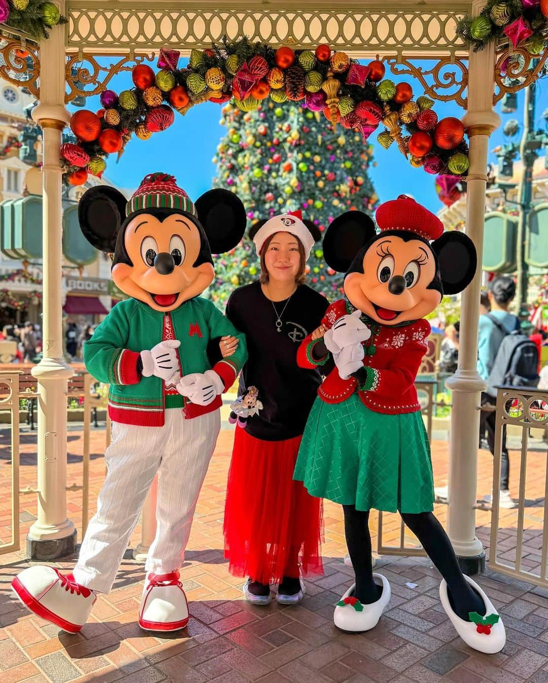 Hatamaさんのインスタグラム写真 - (HatamaInstagram)「＊  ＊  Happy Birthday 🎂 Mickey＆Minnie  .  2023年のミキ誕は香港でお祝い🥳  直接お祝い伝えることができましたー！！  そして、まさかペアグリできると思ってなくて嬉しかったです🥰(最近のHKDLはペアグリ少なめ)  .  他にも、お誕生日をお祝いするミニショーが開催されるなど大盛り上がり❣️  特別な日にインできて本当によかったなあ🥰  なんていいつつ。  今日はまだまだ夜まで予定たっぷりなので楽しむぞー！！(๑•̀ㅂ•́)و✧  #香港ディズニーランド #ミッキー #ミニー #ペアグリ #ハッピーバースデーミッキー #hkdl #hongkongdisneyland #happybirthday #mickey #minnie」11月18日 20時11分 - hatama_1118