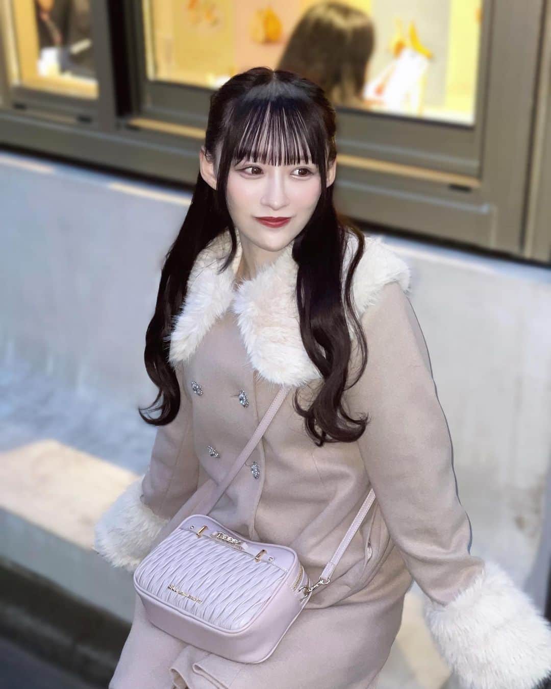 音嶋莉沙さんのインスタグラム写真 - (音嶋莉沙Instagram)「最近、寒くなってきたから可愛いコート着たよ〜🎀 首元と袖のところのファーがふわふわで… やっぱりファーが付いてるコートは本当にかわいい🤍🫧 ⁡ お揃いしよっ🫶🏻 ⁡ 好き〜？？♡ ⁡ ⁡ ⁡ 🏷フェイクファービジューコート 商品番号🔎985145 サイズ…F/XL ¥5,595(taxin) ⁡ ⁡ ⁡ ⁡ #PR #アプレジュール #ZOZOでしか買えない  #アプレ部 #フレンチガーリー ⁡」11月18日 20時11分 - otoshima_risa