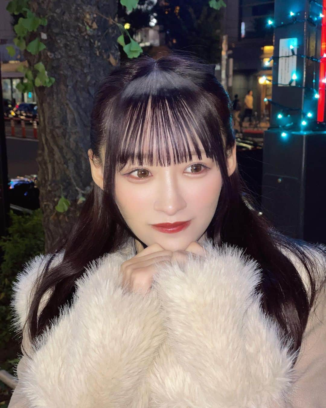 音嶋莉沙さんのインスタグラム写真 - (音嶋莉沙Instagram)「最近、寒くなってきたから可愛いコート着たよ〜🎀 首元と袖のところのファーがふわふわで… やっぱりファーが付いてるコートは本当にかわいい🤍🫧 ⁡ お揃いしよっ🫶🏻 ⁡ 好き〜？？♡ ⁡ ⁡ ⁡ 🏷フェイクファービジューコート 商品番号🔎985145 サイズ…F/XL ¥5,595(taxin) ⁡ ⁡ ⁡ ⁡ #PR #アプレジュール #ZOZOでしか買えない  #アプレ部 #フレンチガーリー ⁡」11月18日 20時11分 - otoshima_risa