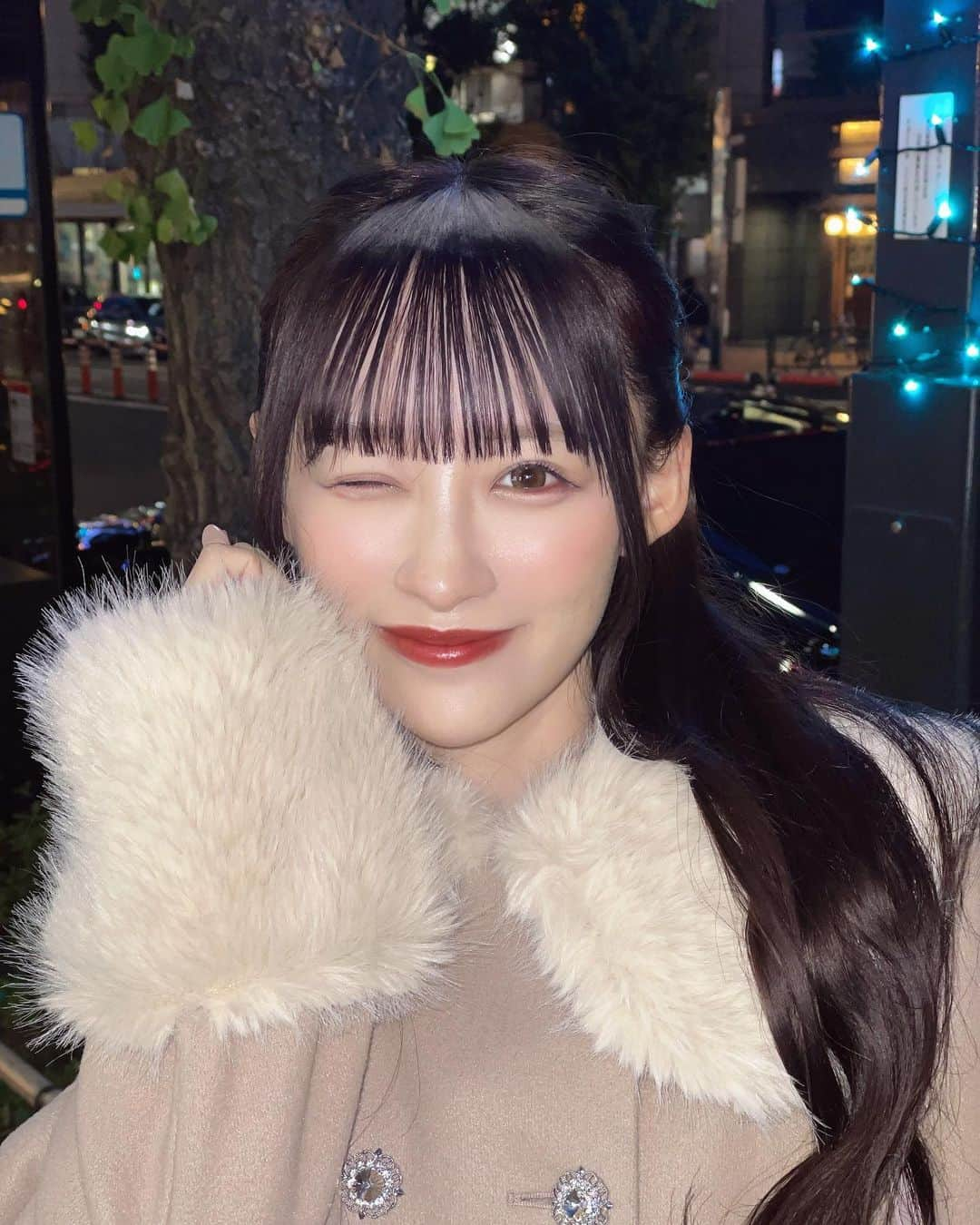 音嶋莉沙さんのインスタグラム写真 - (音嶋莉沙Instagram)「最近、寒くなってきたから可愛いコート着たよ〜🎀 首元と袖のところのファーがふわふわで… やっぱりファーが付いてるコートは本当にかわいい🤍🫧 ⁡ お揃いしよっ🫶🏻 ⁡ 好き〜？？♡ ⁡ ⁡ ⁡ 🏷フェイクファービジューコート 商品番号🔎985145 サイズ…F/XL ¥5,595(taxin) ⁡ ⁡ ⁡ ⁡ #PR #アプレジュール #ZOZOでしか買えない  #アプレ部 #フレンチガーリー ⁡」11月18日 20時11分 - otoshima_risa