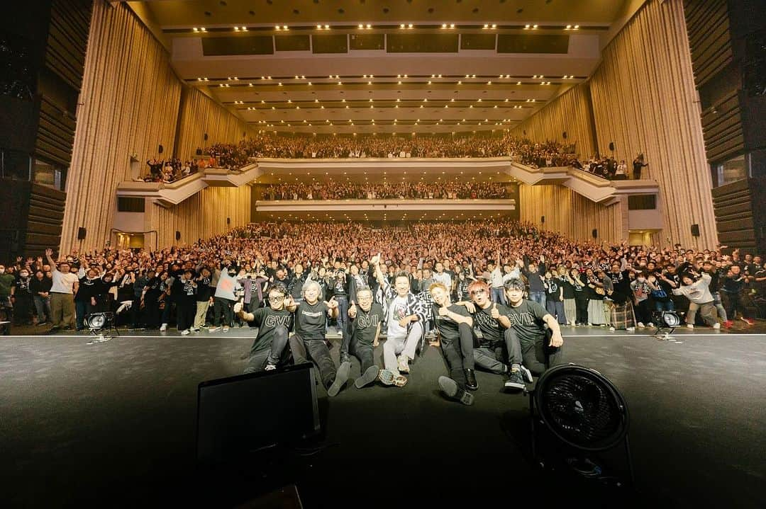 布袋寅泰のインスタグラム：「G VIIツアー@大阪オリックス劇場。満場のオーディエンスとの濃厚な時間、最高だったね！忘れられない一夜となりました。寒くなってきたからみんな風邪ひかないでね！また必ず元気で会いましょう！おおきに！オーサカ！　photo by 山本倫子　#布袋寅泰 #オリックス劇場　#あらためて阪神優勝おめでとう！」