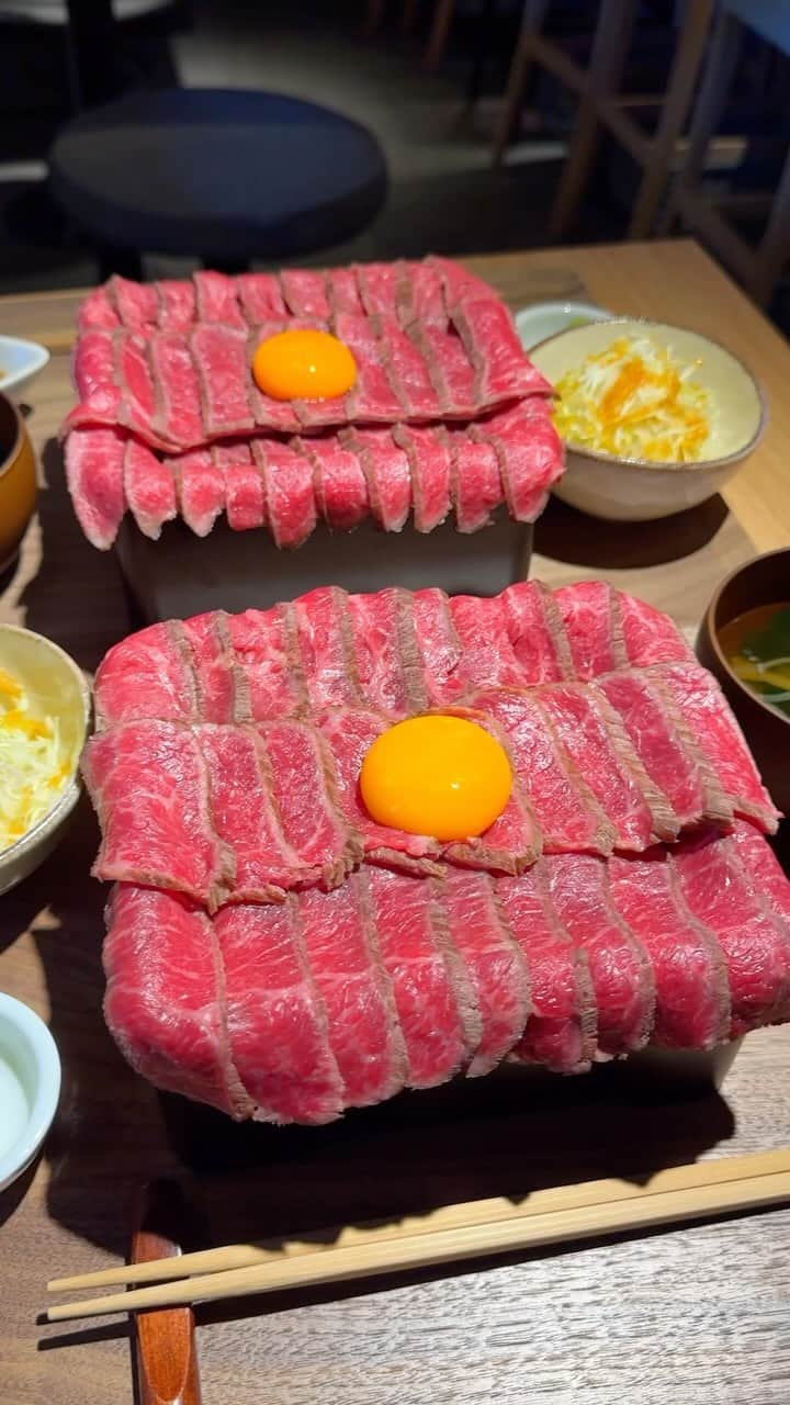 唯一無二の絶品グルメのインスタグラム：「【スタンドヒロキ】 @東京：渋谷駅から徒歩8分  大量のお肉を敷き詰めたレアステーキ重ランチを食べられるお店。  柔らかい和牛をご飯の上に詰め込んでおり、特製ガーリックバターソースをかけると箸が止まらない！  ネギ塩や海苔、卵黄ソースを追加することができるので味の変化を楽しめます！  レアステーキ重ランチは2500円 追加トッピングは下記の通り  ・ワサビ50円 ・韓国海苔150円 ・追い黄身250円 ・旨ネギ塩250円 ・白菜キムチ300円 ・エゴマの葉（醤油漬け）500円  数量限定なので早めの来店がオススメです！  ⏰12:00〜14:00,17:00〜23:00 🏪不定休 📍東京都渋谷区宇田川町34-6 M&Iビル 1F   #渋谷グルメ #渋谷ランチ #東京グルメ #東京ランチ」