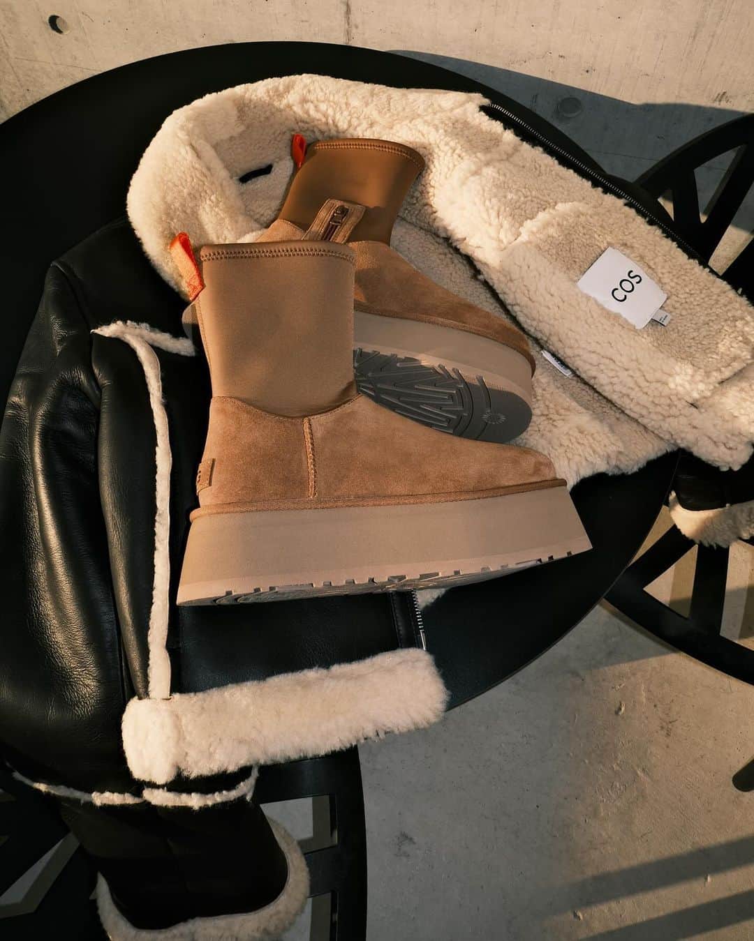 のインスタグラム：「ムートンアウター　@cosstores_jp  ワンピース　@cosstores_jp  ブーツ　@uggjapan   🤎が来ています自分の中で  #るうこ私服」