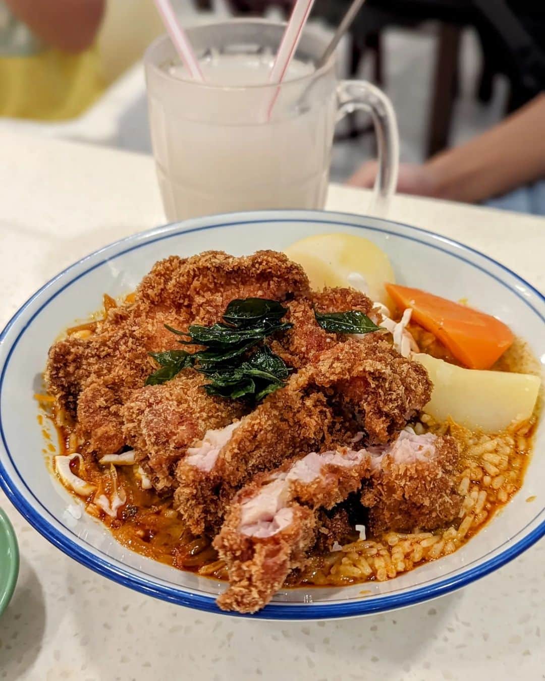 のインスタグラム：「Last 2 weeks to enjoy this scrumptious bowl of chicken cutlet curry pao fan before it is gone after 30 Nov! Aside from the good curry, we were surprised by the chicken cutlet which had a  shattering crisp-light exterior while retained its juiciness within. ABC chicken soup was not overly salted and very well received by the kids.   #curry #sgfood #currytimes #musttry #sgfoodie」
