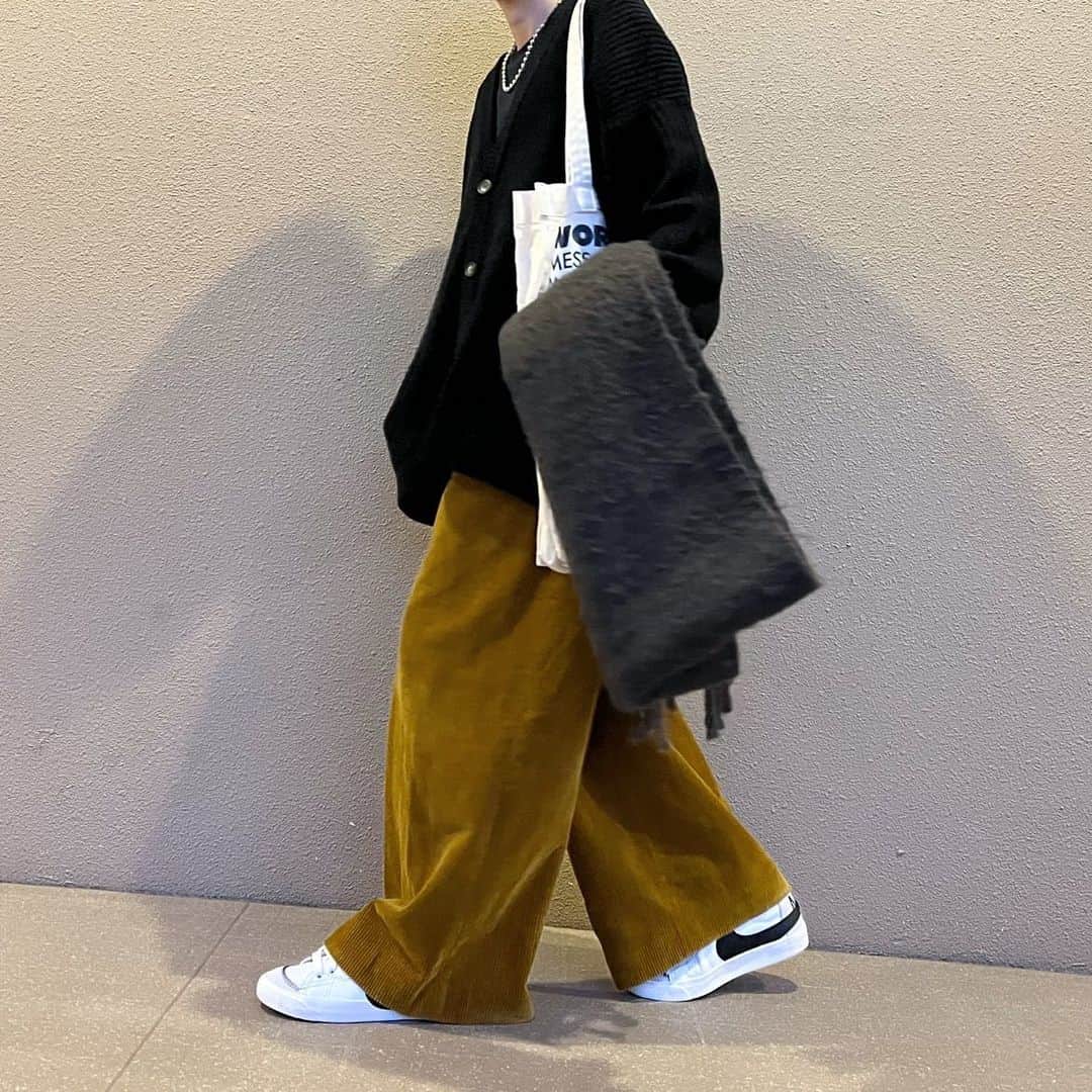 坪田めぐみのインスタグラム：「・ 急に寒くてびっくり🧶🛋️  ちょっとご近所への買い出しだけだから ストールだけでいけるかと思ったら コートを着ればよかったと後悔でした…  来週はまた少し あたたかくなるみたいだし お洋服選びが難しいです🧣 ・ ・ ・ カーディガン... #wego . ロンT... #uniqlo . パンツ... #tomorrowland #macphee . スニーカー... #nike . ストール... #isook . トート... #grain_tokyo . ・ ・ ・ ・ ・ ・ #大人カジュアル #大人カジュアルコーデ #ファッジ #クルーエル #クルーエル女子 #ootd #instafashion #ファッション #秋冬コーデ #ストールコーデ #ストール #シンプルコーデ #ワイドパンツ」
