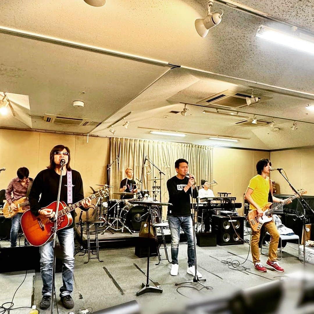 吉本大樹のインスタグラム：「Rehearsal!! #doa #WinterLiveTour 2023 #opendoor  事務所が変わって初めての活動。 新生doaとして初のLIVE。 ツアーが間も無く始まります。 サポートメンバーの力を借りて、 ファンの皆さんのパワーを浴びて、 doaは新しいフェーズへと進みます！  宜しくお願いします🔥  https://doa-official.com/live_event/202309081815041649/」