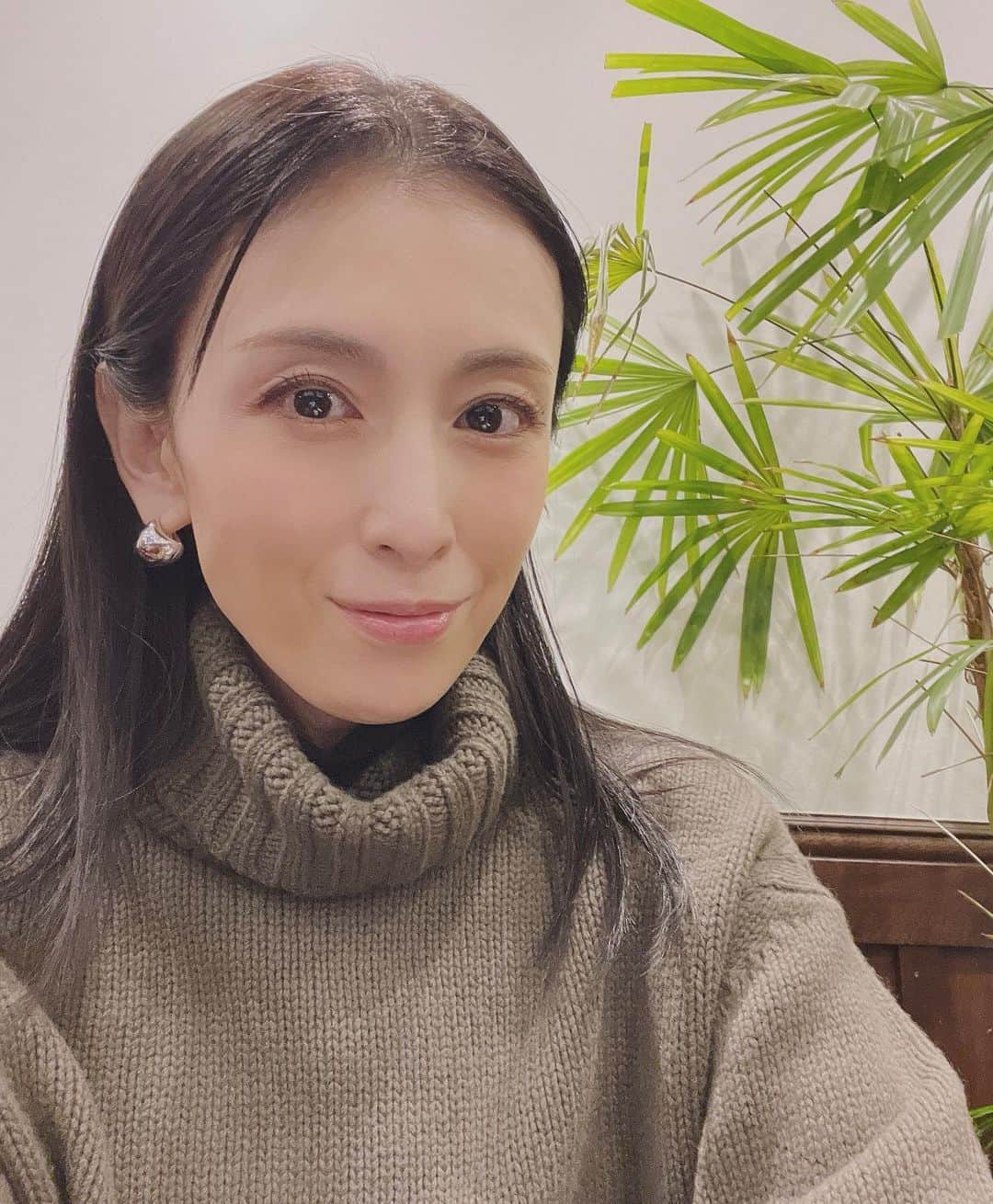 雛形あきこのインスタグラム：「ちょっと一休み 喫茶店て良いよね #カフェも良いけど喫茶店も好き」