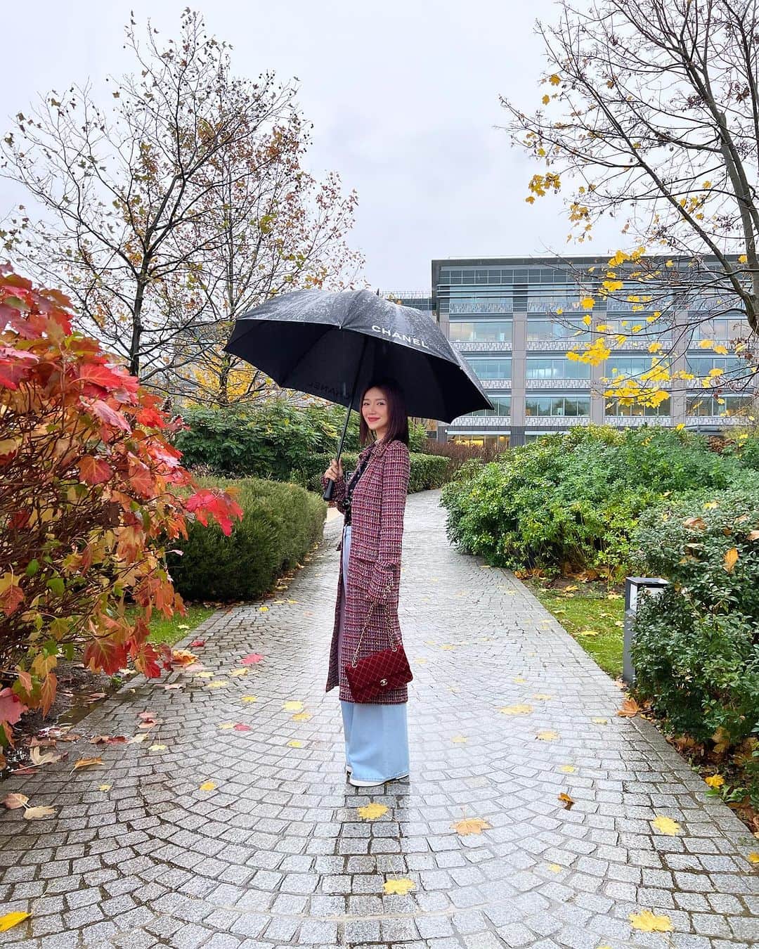 Elva Niさんのインスタグラム写真 - (Elva NiInstagram)「It is my honour to be invited to visit Chanel's research centre in Pantin. It is an incredible hub that combines innovation and technology to discover various world's leading beauty products. And it also consists multiple fields of date: biological, clinical, biochemical, sociological, epidemiological and cultural, among others.  Chanel Integrative Beauty - a continuation of the holistic vision intuitively imagined by Gabrielle Chanel. ✨  巴黎快閃50個小時 行程雖短但信息量確是滿滿 非常榮幸可以受到 @chanel.beauty 的邀請 來法國總部研究中心了解關於他們的工作 一整天的活動分為5個部分 From Gabrielle to Chanel From Pantin to The World  From Field to Face From Senescence to Global Ageing  From Skin to Mind  在1927年Gabrielle Chanel女士已經將她對美的理念放入了護膚品 無論是當時的作風 產品的類別 與包裝 都是經典又大膽的創作 我最喜歡她的一句quote “The face is a mirror that reflects the events of your inner life: take good care of it.”  我們在護膚的同時 又怎麼能不好好的關注自己心靈的感受呢 身心的健康才是能散發光彩的關鍵啊 即使老化是每一天都在經歷的事 從容的接受 然後有用對產品才是不可或缺 就好像最近兩個月一直在用sublimage系列  用最奢華頂級的成份讓肌膚每天也能閃閃發亮  #CHANELIntegrativeBeauty #CHANELSkincare  #SUBLIMAGE  @chanel.beauty  #travelwithelva」11月18日 20時17分 - misselvani