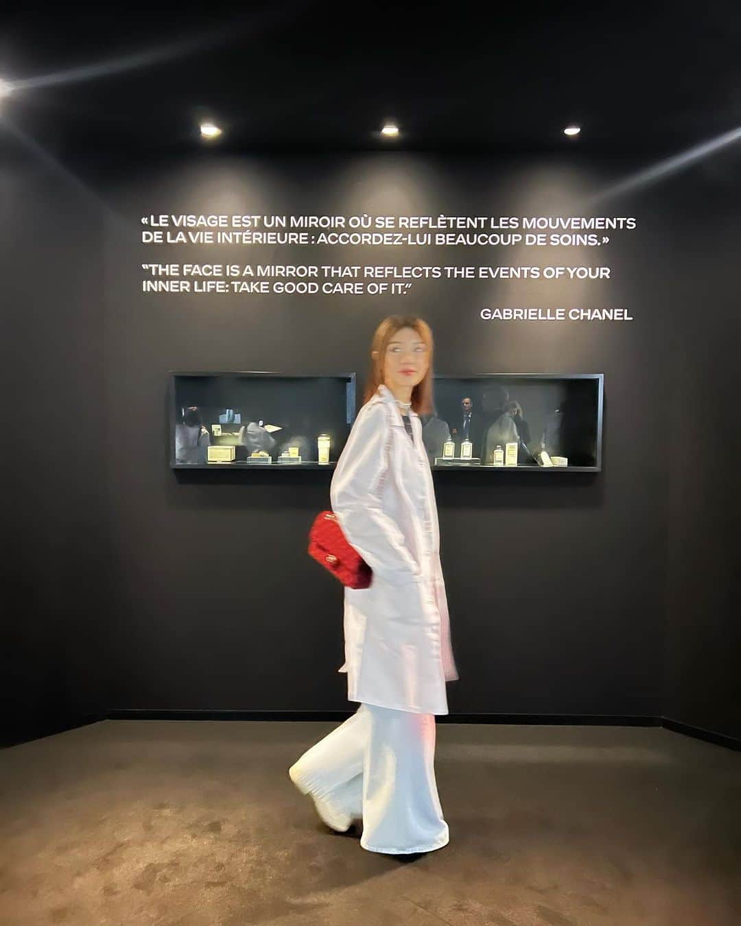 Elva Niさんのインスタグラム写真 - (Elva NiInstagram)「It is my honour to be invited to visit Chanel's research centre in Pantin. It is an incredible hub that combines innovation and technology to discover various world's leading beauty products. And it also consists multiple fields of date: biological, clinical, biochemical, sociological, epidemiological and cultural, among others.  Chanel Integrative Beauty - a continuation of the holistic vision intuitively imagined by Gabrielle Chanel. ✨  巴黎快閃50個小時 行程雖短但信息量確是滿滿 非常榮幸可以受到 @chanel.beauty 的邀請 來法國總部研究中心了解關於他們的工作 一整天的活動分為5個部分 From Gabrielle to Chanel From Pantin to The World  From Field to Face From Senescence to Global Ageing  From Skin to Mind  在1927年Gabrielle Chanel女士已經將她對美的理念放入了護膚品 無論是當時的作風 產品的類別 與包裝 都是經典又大膽的創作 我最喜歡她的一句quote “The face is a mirror that reflects the events of your inner life: take good care of it.”  我們在護膚的同時 又怎麼能不好好的關注自己心靈的感受呢 身心的健康才是能散發光彩的關鍵啊 即使老化是每一天都在經歷的事 從容的接受 然後有用對產品才是不可或缺 就好像最近兩個月一直在用sublimage系列  用最奢華頂級的成份讓肌膚每天也能閃閃發亮  #CHANELIntegrativeBeauty #CHANELSkincare  #SUBLIMAGE  @chanel.beauty  #travelwithelva」11月18日 20時17分 - misselvani