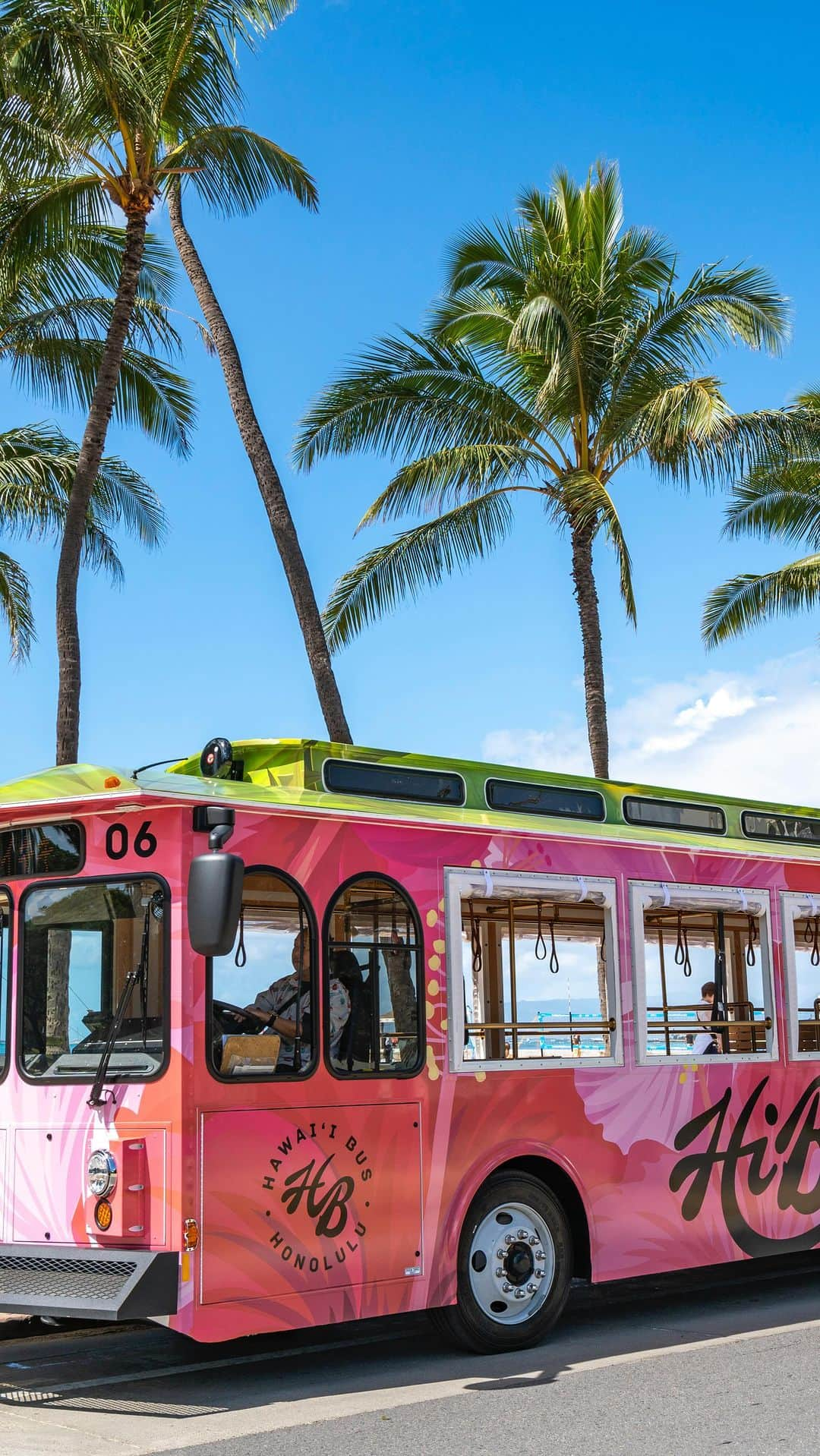 ハワイアン航空のインスタグラム：「HawaiianMiles新パートナーのご紹介②  11月1日よりマイルをOLI’ OLI HiBus乗車券に交換することができるようになりました。1日券は5,000マイル、7日券は8,500マイルで交換ができ、乗車券は会員ご本人以外の方のご利用も可能です。マイルの交換はオンラインまたはコールセンターにて承ります。乗車券の期間中はオアフ島東側の風光明媚な景色を楽しむことができるダイヤモンドヘッドルートを含む運行５ルート全てで乗り降り自由。ご旅行のスタイルに合わせて活用することができます。 OLI’ OLI HiBusの詳細は👇🏽 https://www.oliolihawaii.com/bus  #HiBus #トロリーバス  #HawaiianMiles」