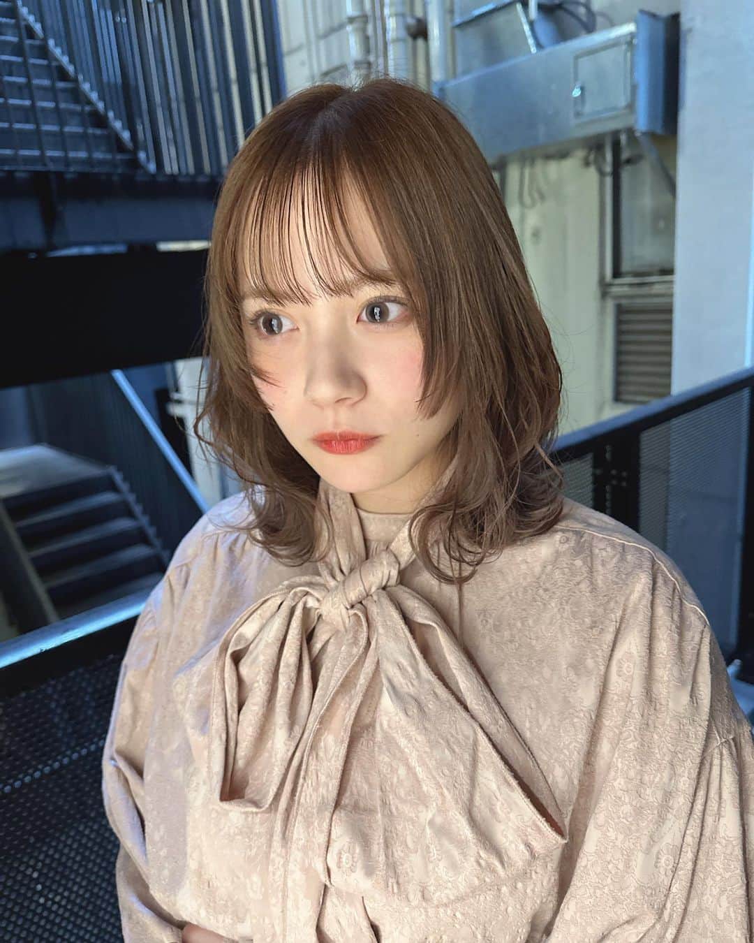 NANOKAのインスタグラム：「オリーブベージュ🫶🏻 なるべく赤みが出ないけど、明るくっていう わがままオーダー叶えてくれてありがとう🥺✨  冬は明るくするのー👶🏻♡」