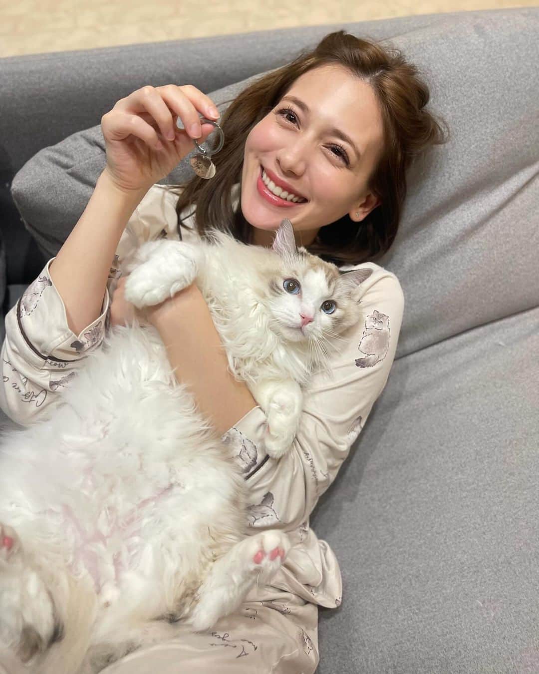 アシュリー千帆のインスタグラム：「.  いつも甘えん坊なくせに 新しいおもちゃがお気に入りすぎて 遊びたいのに抱っこされてるレオたん。笑 どんなに遊んでも体力おばけ👻  はぁぁかわいいもふもふ🥺💓  愛が爆発しすぎて レオたんのキーリング作りました💓笑  レオのグッズ何かしら欲しいなーと思ってたけど 何にするか悩んでて このキーホルダーなら汚れたり劣化したりも そんなに心配しないで長い間使えそうだなーと🫶  鍵なら毎日持ち歩くし🔑 と思って作ってみました❣️  楽天で購入したら ラインで写真を送るだけなので めちゃくちゃ簡単だった🐈  表が写真で裏が文字なので 首輪つける人は首輪にもつけられるね！  私のフォロワー様先着20名限定で 11月中まで使える200円オフクーポンあるので 購入する際はそちらを入力して その200円でおやつを買ってあげましょ🐟💓  アカウントはこちら💁 @warmluvstore  クーポンURL https://coupon.rakuten.co.jp/getCoupon?getkey=Mk1JRi1JWDVPLUZWNVUtU0U3RA—  ショップURL https://www.rakuten.co.jp/warmluv/?l2-id=item_SP_ShopTopInShopinfo  .」