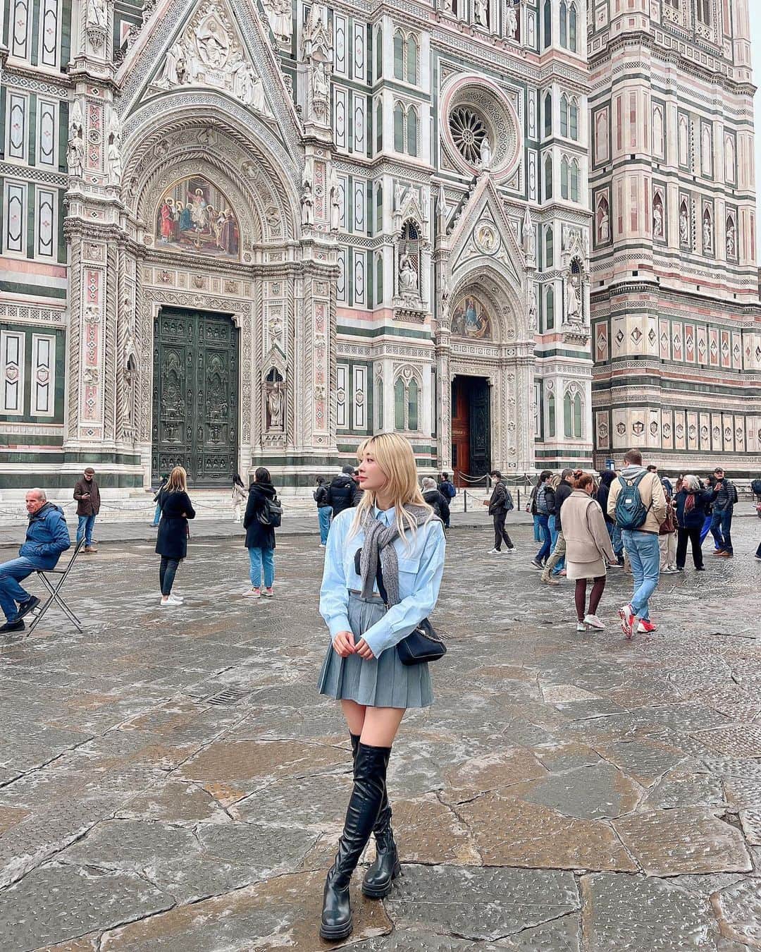 伊藤愛梨さんのインスタグラム写真 - (伊藤愛梨Instagram)「I went sightseeing in Florence 💐 フィレンツェ観光に行ってきました💐 ⁡ ⁡ ⁡ #snidel #epine #darich #冬服#冬コーデ　 #코스플레이어　#코스프레　#그라비아 아이돌　#그라비아　 #japanesefashion 　#ホワイトブロンド　  #マルタ　#Malta #マルタ留学　#イタリア　#イタリア観光　#Italia #フィレンツェ　#サンタマリアデルフィオーレ大聖堂 　#basilicadisantamariadelfiore #florence」11月18日 20時19分 - ilovely1007_