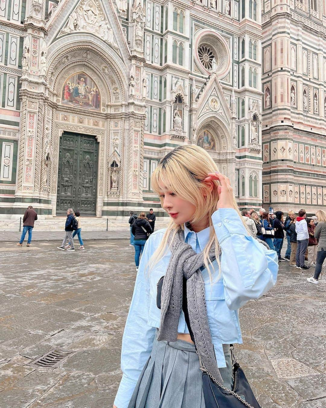 伊藤愛梨さんのインスタグラム写真 - (伊藤愛梨Instagram)「I went sightseeing in Florence 💐 フィレンツェ観光に行ってきました💐 ⁡ ⁡ ⁡ #snidel #epine #darich #冬服#冬コーデ　 #코스플레이어　#코스프레　#그라비아 아이돌　#그라비아　 #japanesefashion 　#ホワイトブロンド　  #マルタ　#Malta #マルタ留学　#イタリア　#イタリア観光　#Italia #フィレンツェ　#サンタマリアデルフィオーレ大聖堂 　#basilicadisantamariadelfiore #florence」11月18日 20時19分 - ilovely1007_