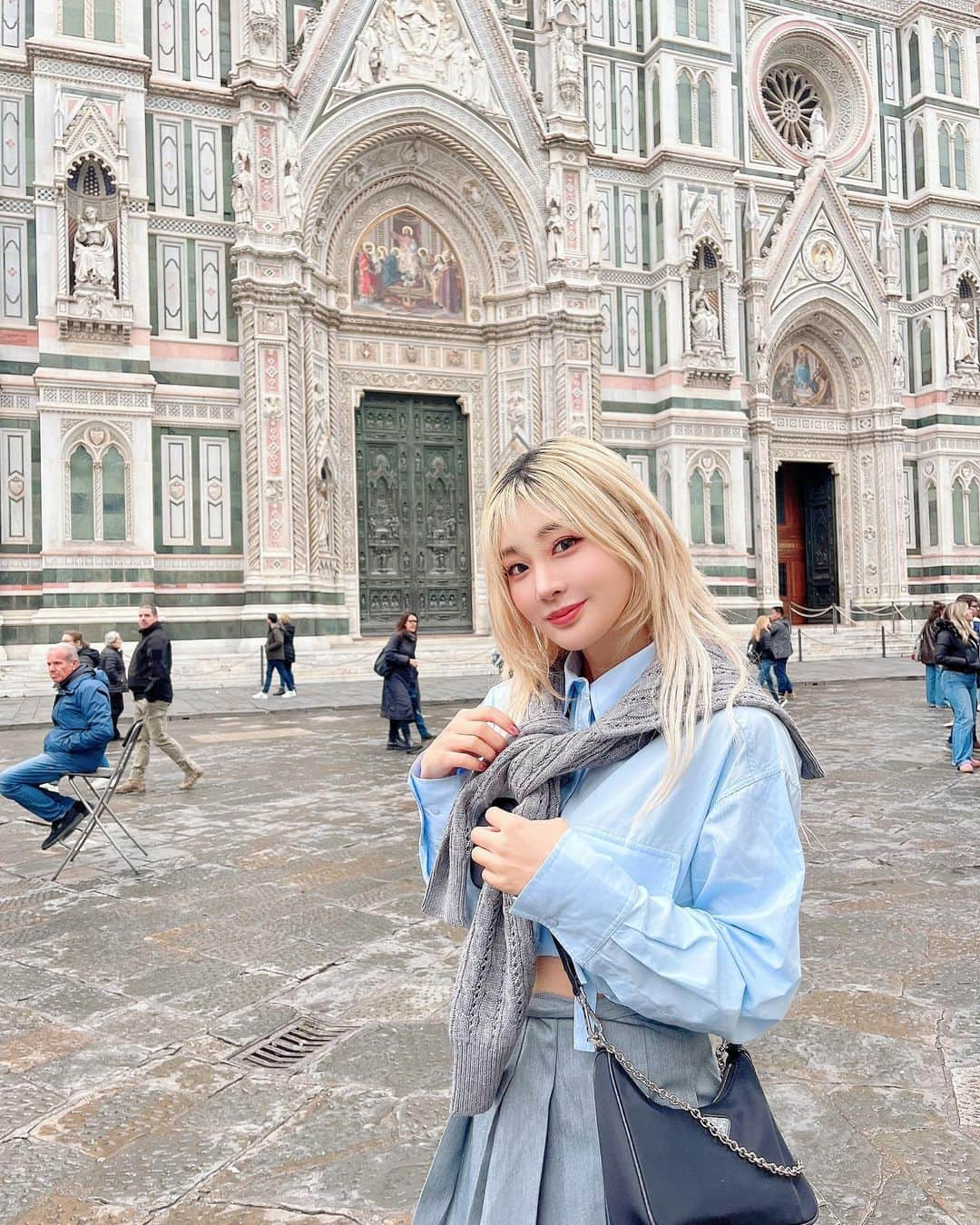 伊藤愛梨さんのインスタグラム写真 - (伊藤愛梨Instagram)「I went sightseeing in Florence 💐 フィレンツェ観光に行ってきました💐 ⁡ ⁡ ⁡ #snidel #epine #darich #冬服#冬コーデ　 #코스플레이어　#코스프레　#그라비아 아이돌　#그라비아　 #japanesefashion 　#ホワイトブロンド　  #マルタ　#Malta #マルタ留学　#イタリア　#イタリア観光　#Italia #フィレンツェ　#サンタマリアデルフィオーレ大聖堂 　#basilicadisantamariadelfiore #florence」11月18日 20時19分 - ilovely1007_