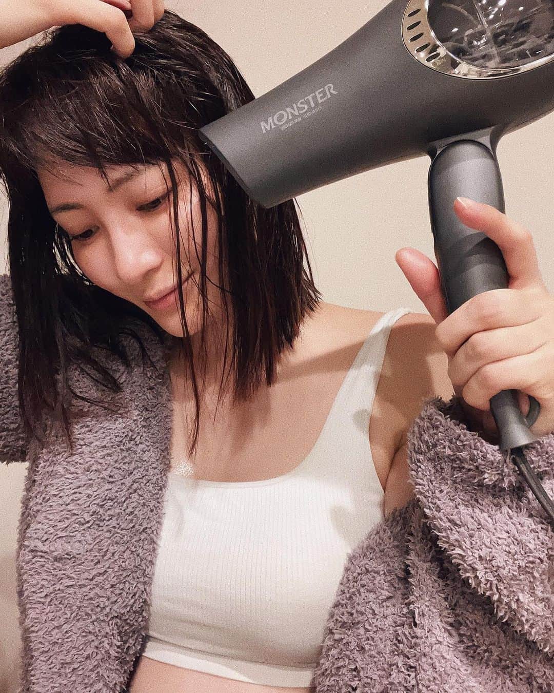 ANNA 杏奈のインスタグラム：「┈┈┈┈┈┈┈┈┈┈┈┈┈┈┈┈┈┈┈┈   とにかくはやく髪を乾かすことができるヘアドライヤー💁✂モンスター‎🤍   とにかく、大風量!!!🌪️ 独自形状の2つのファンを搭載してて ダブルファンでパワフルな風を届けてくれるっ。   これから寒い時期だし、 仕事で疲れてお風呂から出たら手早く髪の毛乾かしたいっ。 めんどくさがり屋だから、 髪の毛を乾かすのがめんどくさい🥲  だから、 乾燥時間の短縮はすごく嬉しいポイント☺️   短時間で乾かせるから痛み軽減になっている気がする！  温風と冷風が一定間隔で自動で切替わる「温冷自動切替モード」搭載！🥰 私このモードすごく好きだった！ 熱すぎないから髪のダメージが更に抑えられる気がした！  -——————————————————— おうちにあるモンスターの画像を撮影して投稿するだけ! 投稿キャンペーンやってるのでチェックしてみてね☝️↓↓↓  【キャンペーンの詳細】  MONSTERは発売から今年で10周年。 長年のご愛顧に感謝の思いを込めて、"MONSTERの最新機種"や"QUOカードpay"が当たる『 #ウチのMONSTER　』キャンペーンをInstagramとX(旧Twitter)にて実施中。キャンペーン期間は2024年1月11日まで。 詳細は @koizumi_beauty　をチェック！   -——————————————————— . . . . .   #PR #コイズミ #ウチのMONSTER #ダブルファンドライヤーモンスター #ヘアドライヤー #キャンペーン #ヘアケア」