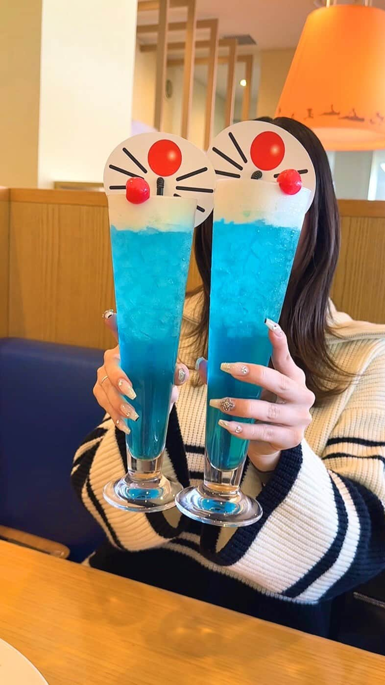 ゆうとグルメのインスタグラム：「🔵ドラえもん好き必見藤子F不二雄ミュージアムカフェ🔵 ㅤㅤㅤㅤㅤㅤㅤㅤㅤㅤㅤㅤㅤㅤㅤㅤㅤㅤㅤㅤㅤㅤㅤㅤㅤㅤ 川崎市にある藤子･F･不二雄ミュージアムカフェ(@fujikomuseum)の 「ドラえもんじゃカレー」2450円 「ドラえもんブルードリンク」650円 「アンキパンフレンチトースト」1080円 「山のようなどら焼きセット」1550円 ㅤㅤㅤㅤㅤㅤㅤㅤㅤㅤㅤㅤㅤ 向ヶ丘遊園駅から徒歩15分ほどのとこらにある藤子･F･不二雄ミュージアムはドラえもんの展示が楽しめるスポット！ ㅤㅤㅤㅤㅤㅤㅤㅤㅤㅤㅤㅤㅤ 今回は併設されているカフェでフードを4種類注文🔵🔔 ㅤㅤㅤㅤㅤㅤㅤㅤㅤㅤㅤㅤㅤ まず最初にでてきたのが2〜3人前はある巨大ドラえもんカレーで、もんじゃ焼き風味のどこか懐かしい味わいをしていて食べた中だとこれが1番おいしかった！ ㅤㅤㅤㅤㅤㅤㅤㅤㅤㅤㅤㅤㅤ アンキパンフレンチトーストはクオリティめっちゃ高いし、どら焼きセットは中が抹茶餡やカスタードなど一つ一つ味が違うから飽きずに食べれるのもうれしいポイント🍵 ㅤㅤㅤㅤㅤㅤㅤㅤㅤㅤㅤㅤㅤ ちなみにドラえもんブルーのドリンクは見た目は可愛いけど驚くほどの甘さだったから気になる人はそこを覚悟して頼んでみるといいかも！笑 ㅤㅤㅤㅤㅤㅤㅤㅤㅤㅤㅤㅤㅤㅤㅤㅤㅤㅤㅤㅤㅤㅤㅤㅤㅤㅤ 藤子F不二雄ミュージアム自体はネットからの事前予約制でチケットが大人1000円(中高生700円/子供500円)！ ㅤㅤㅤㅤㅤㅤㅤㅤㅤㅤㅤㅤㅤ カフェは平日でも混んでて整理券制になってたから入園と同時にまず整理券をもらいに行っておいた方がいいと思う！ ㅤㅤㅤㅤㅤㅤㅤㅤㅤㅤㅤㅤㅤ どこでもドアや空き地の土管などフォトスポットが沢山あったり、オリジナルアニメが上映されてたりとドラえもんの世界観好きな人は絶対一度は行ってみる価値ある思う🚪🎬 ㅤㅤㅤㅤㅤㅤㅤㅤㅤㅤㅤㅤㅤ おすすめ！！ ㅤㅤㅤㅤㅤㅤㅤㅤㅤㅤㅤㅤㅤ —————————————— 📍神奈川県川崎市多摩区長尾2丁目8-1 ⏰10:00〜18:00 🛌火曜定休 🚃向ヶ丘遊園駅から徒歩15分 —————————————— #神奈川グルメ #神奈川カフェ #川崎グルメ #川崎カフェ #藤子f不二雄ミュージアム #ドラえもん #doraemon #japan  #東京観光 #東京旅行 #東京 #東京カフェ #カフェ巡り #カフェ好きな人と繋がりたい #ごはん記録 #japantravel #japantrip #instafood #japanesefood #tokyo」