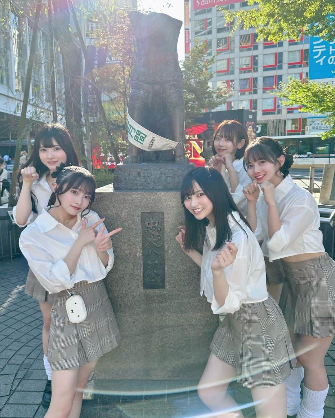 のインスタグラム：「せんぱい5人。 TikTokフォロワー30万人🎉💓 ⁡ いつも沢山のコメント、いいね、リンクコピー、再投稿 本当にありがとうございます🥹！ ⁡ これからもオフ時間で撮影した、色々な動画を毎日載せていくので沢山見てください☺️🪄✨ ⁡ ⁡ #ババババンビ  #岸みゆ #水湊みお #小鳥遊るい #近藤沙瑛子 #宇咲 #渋谷 #アイドル #idol #japaneseidol #tiktokjapan #shibuya」